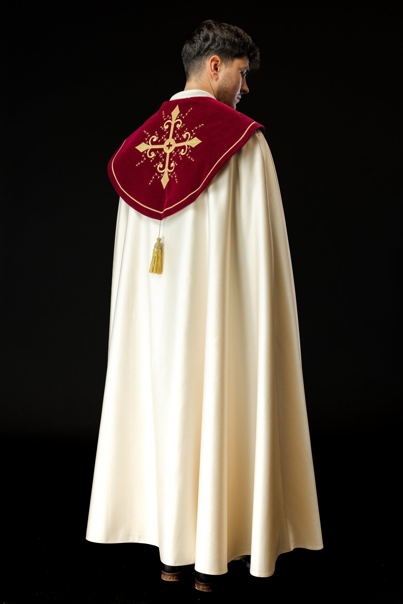 Chape liturgique brodée avec bande bordeaux KKP/024/05/20/PA ECRU POMPON 145 cm - CHASUBLES.FR