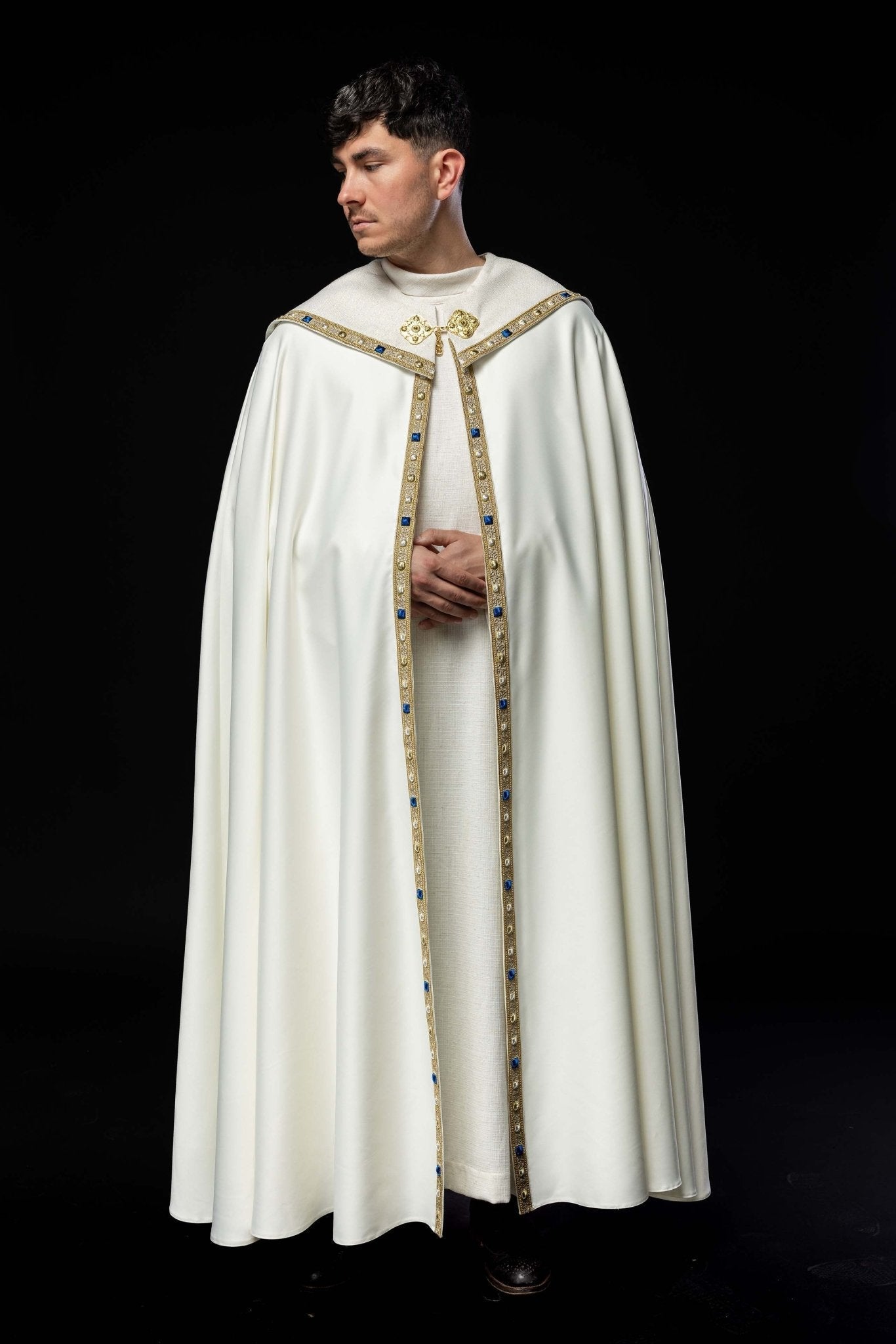 Chape liturgique brodée avec blason marial S - 3074 - 05 - 41 145cm - CHASUBLES.FR