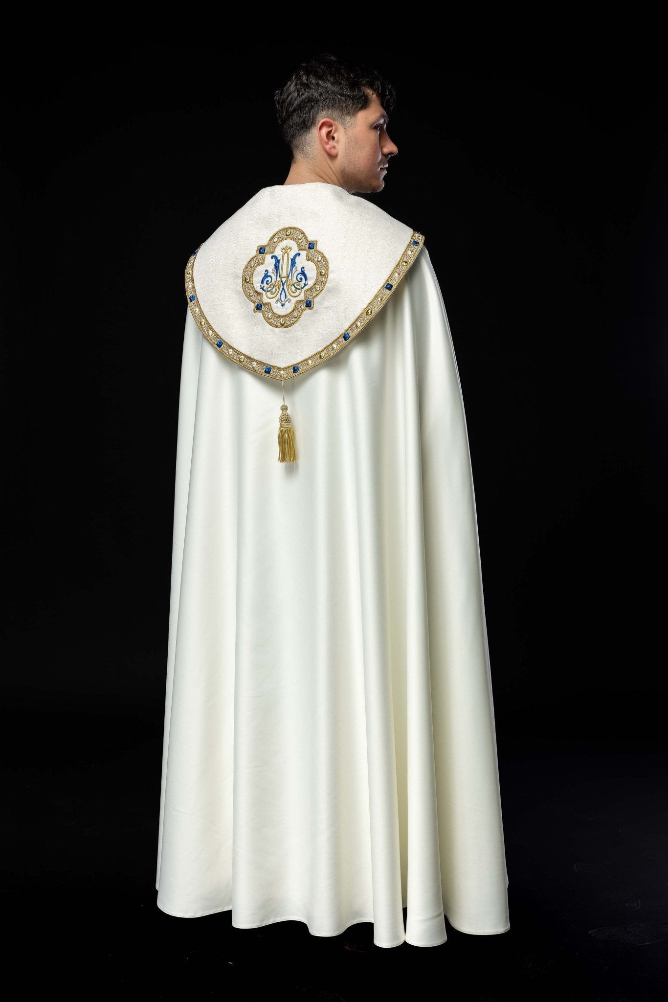 Chape liturgique brodée avec blason marial S - 3074 - 05 - 41 145cm - CHASUBLES.FR