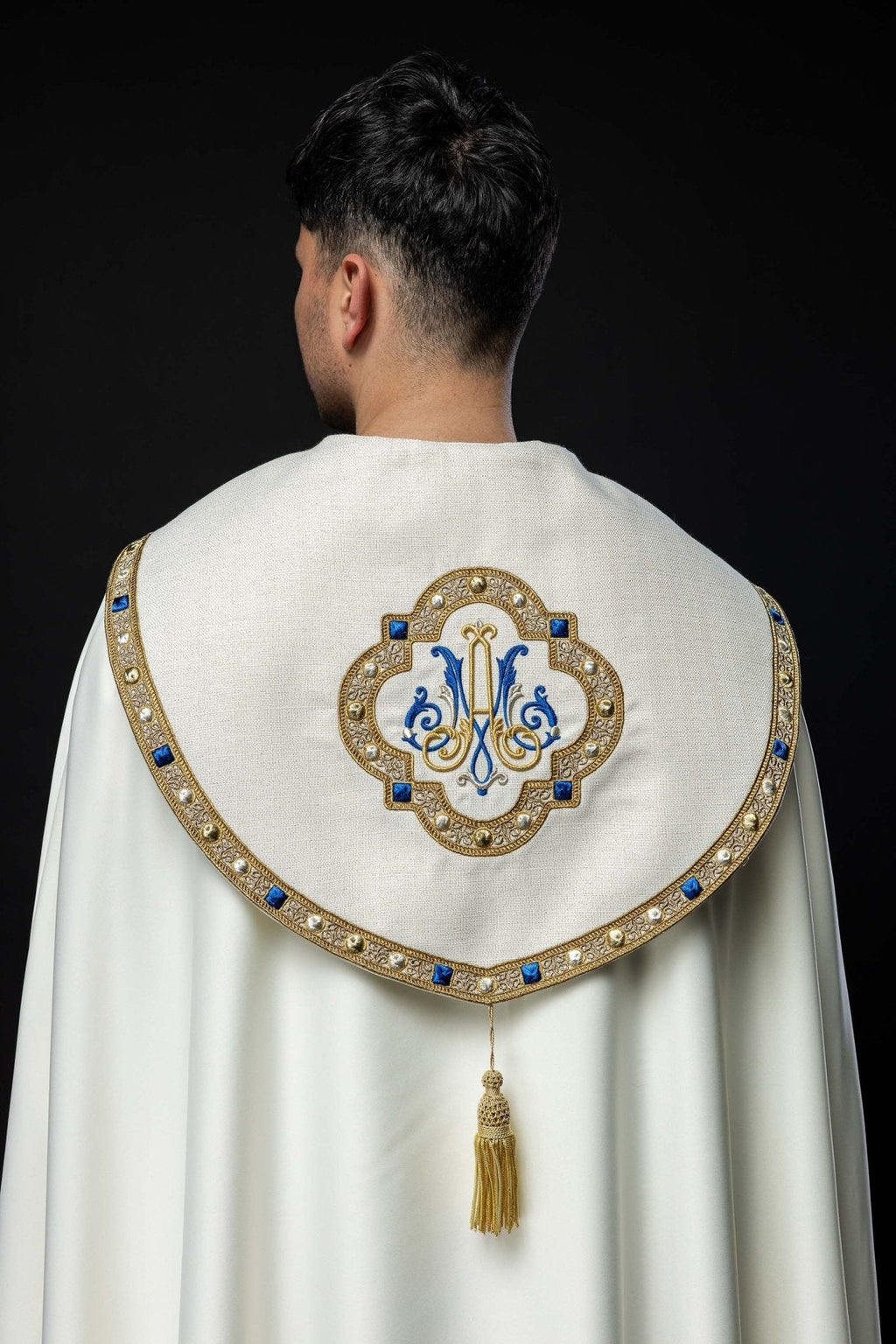 Chape liturgique brodée avec blason marial S - 3074 - 05 - 41 145cm - CHASUBLES.FR