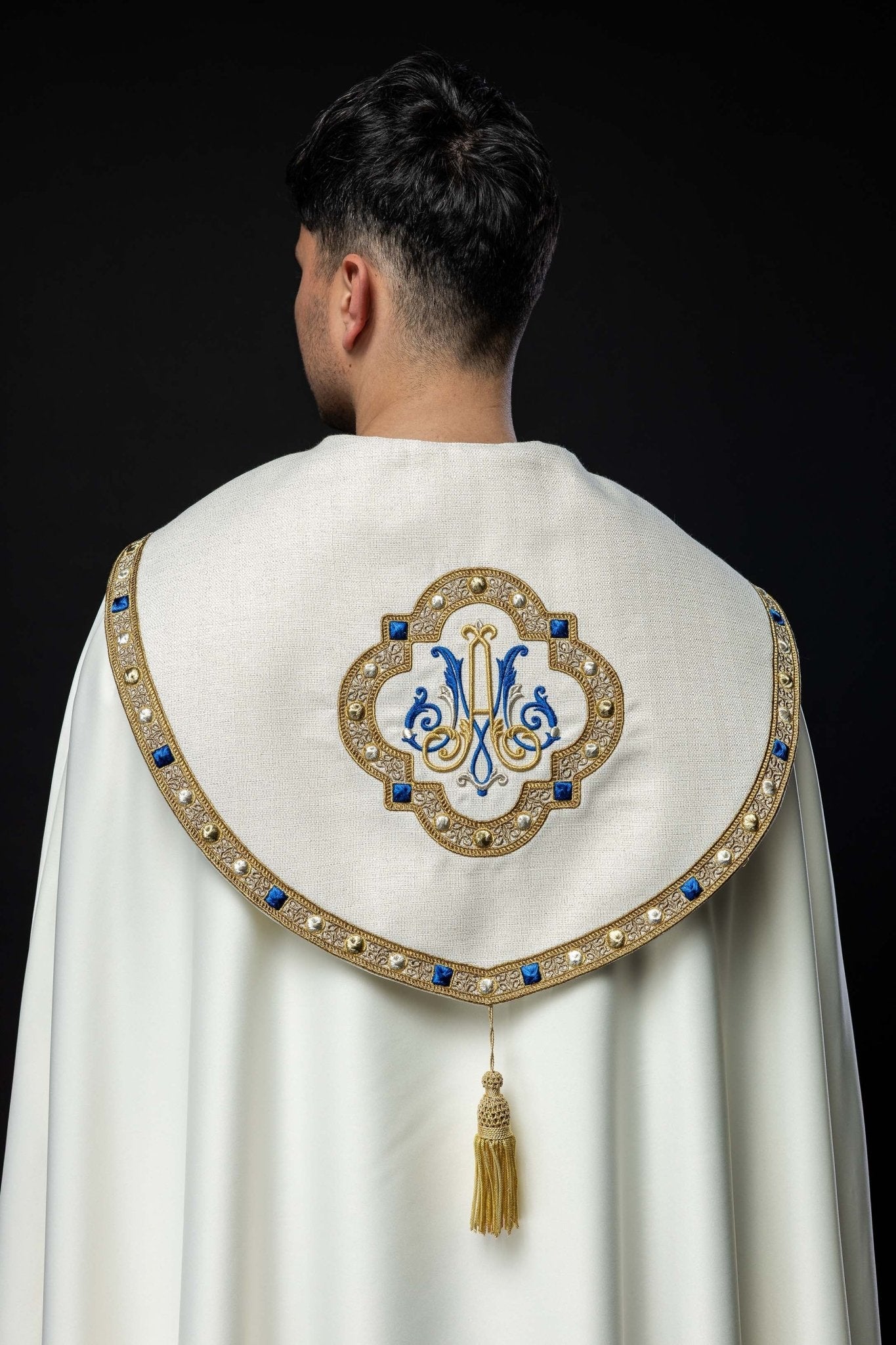 Chape liturgique brodée avec blason marial S - 3074 - 05 - 41 145cm - CHASUBLES.FR