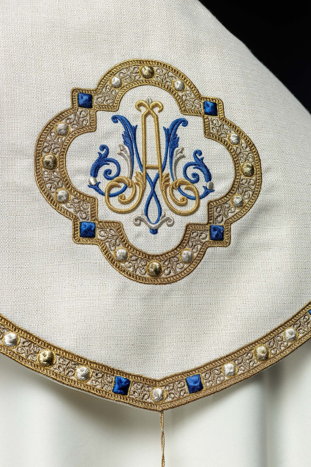 Chape liturgique brodée avec blason marial S - 3074 - 05 - 41 145cm - CHASUBLES.FR