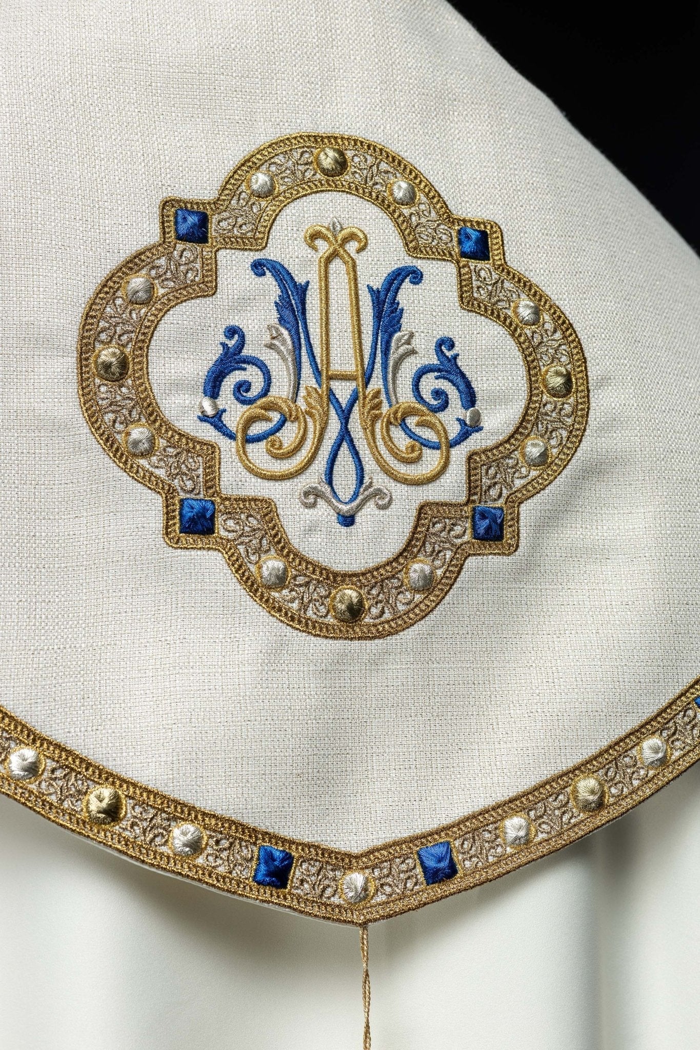 Chape liturgique brodée avec blason marial S - 3074 - 05 - 41 145cm - CHASUBLES.FR