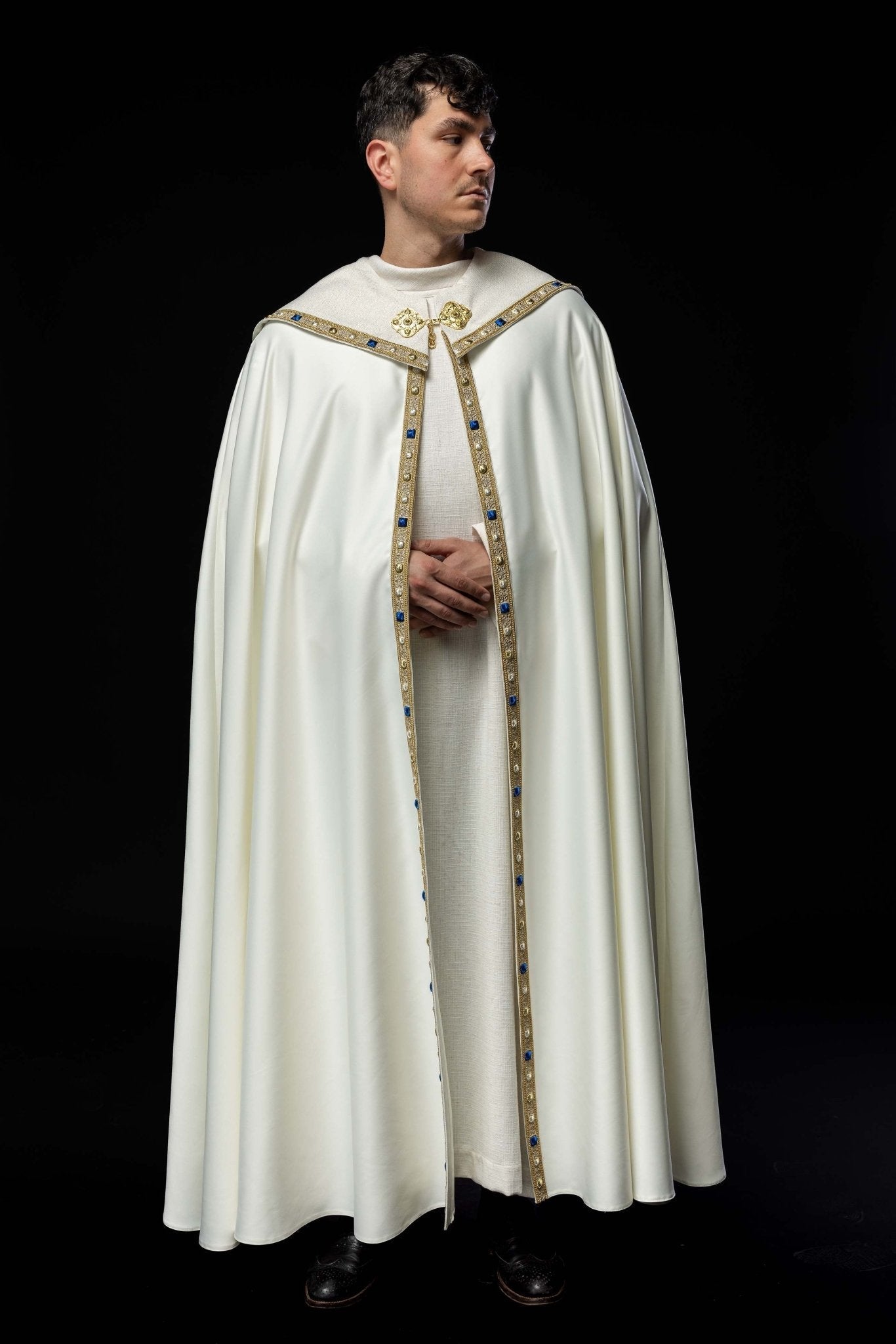 Chape liturgique brodée avec blason marial S - 3074 - 05 - 41 145cm - CHASUBLES.FR