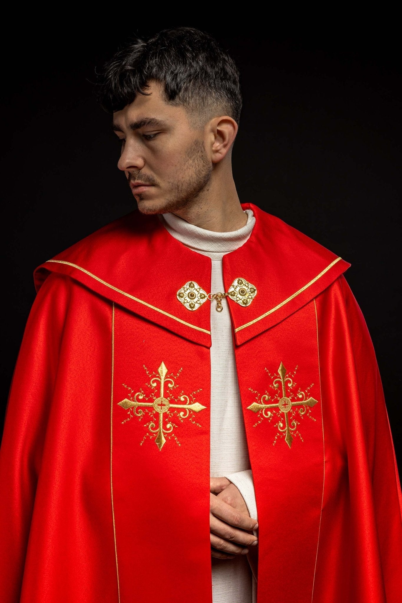 Chape liturgique rouge avec broderie de croix d'or KKP/024/02/20 CZERWONA SAT. POMPON 145cm - CHASUBLES.FR