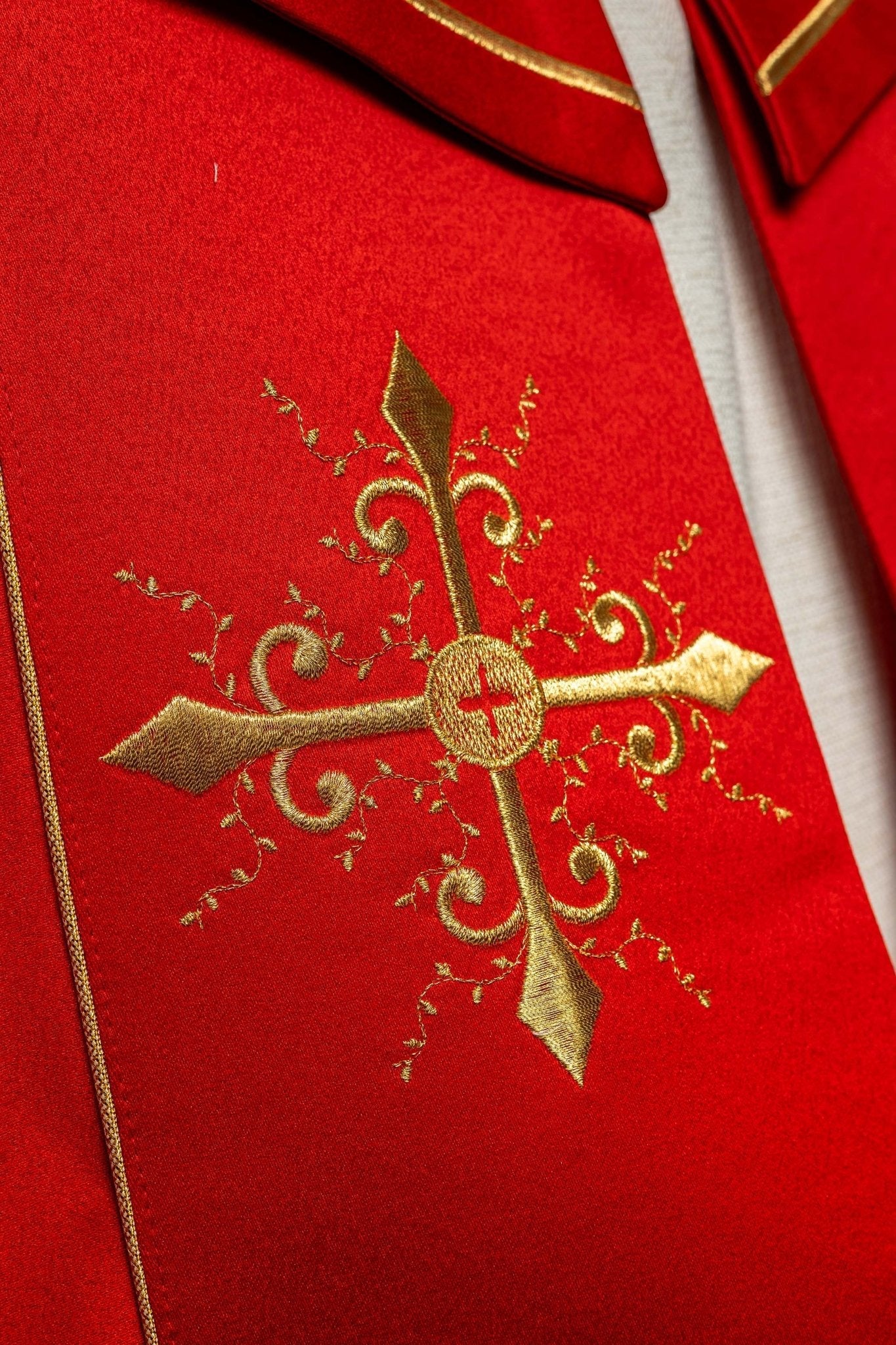 Chape liturgique rouge avec broderie de croix d'or KKP/024/02/20 CZERWONA SAT. POMPON 145cm - CHASUBLES.FR
