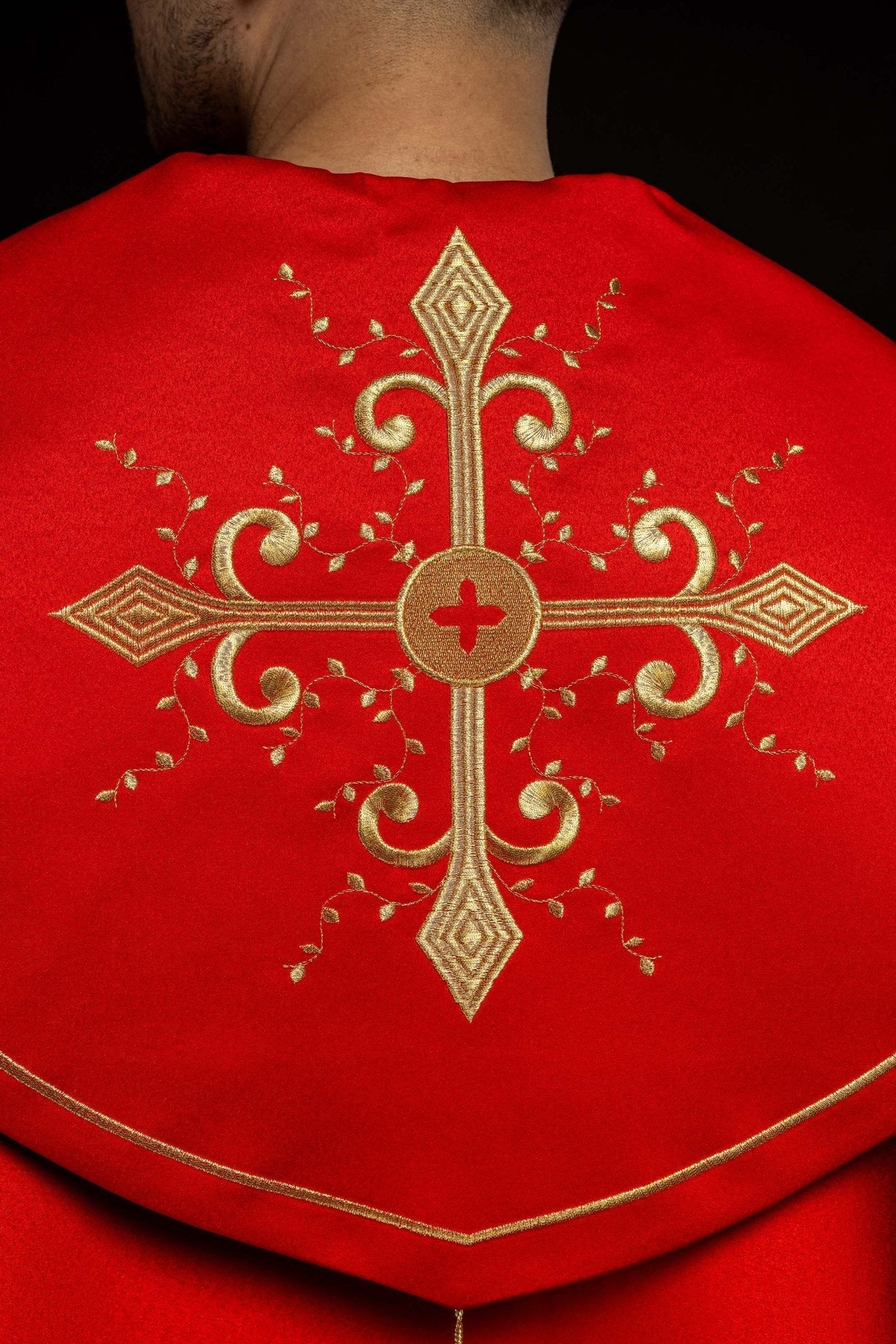 Chape liturgique rouge avec broderie de croix d'or KKP/024/02/20 CZERWONA SAT. POMPON 145cm - CHASUBLES.FR