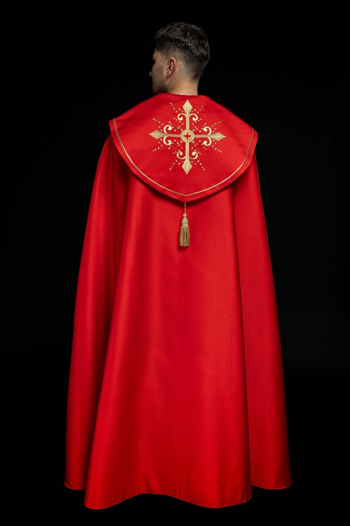 Chape liturgique rouge avec broderie de croix d'or KKP/024/02/20 CZERWONA SAT. POMPON 145cm - CHASUBLES.FR