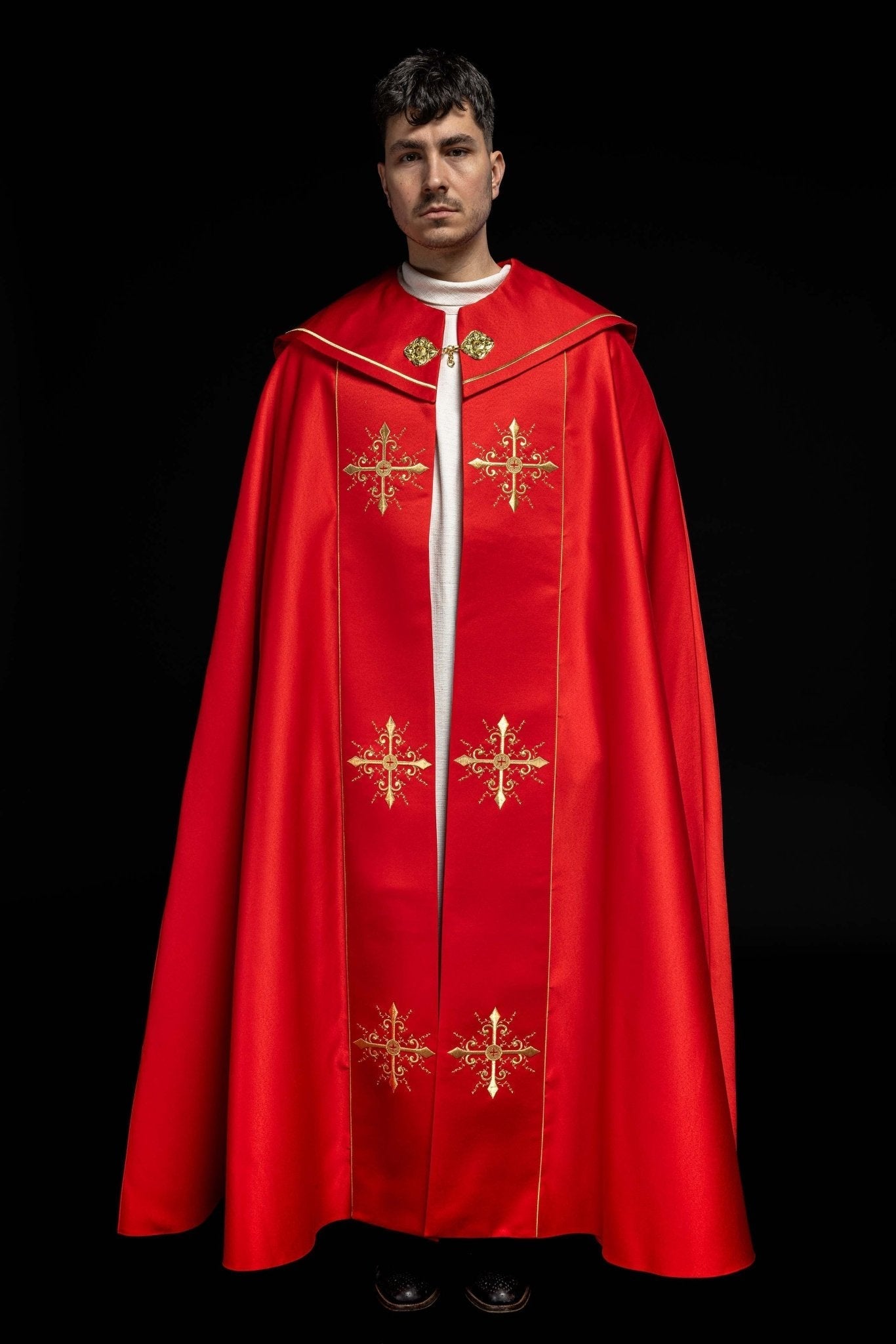 Chape liturgique rouge avec broderie de croix d'or KKP/024/02/20 CZERWONA SAT. POMPON 145cm - CHASUBLES.FR