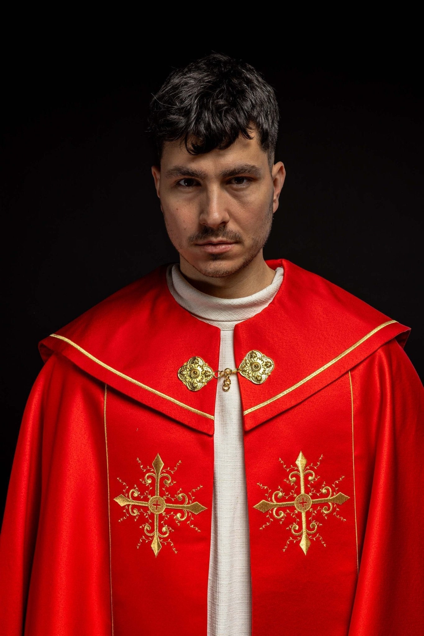 Chape liturgique rouge avec broderie de croix d'or KKP/024/02/20 CZERWONA SAT. POMPON 145cm - CHASUBLES.FR