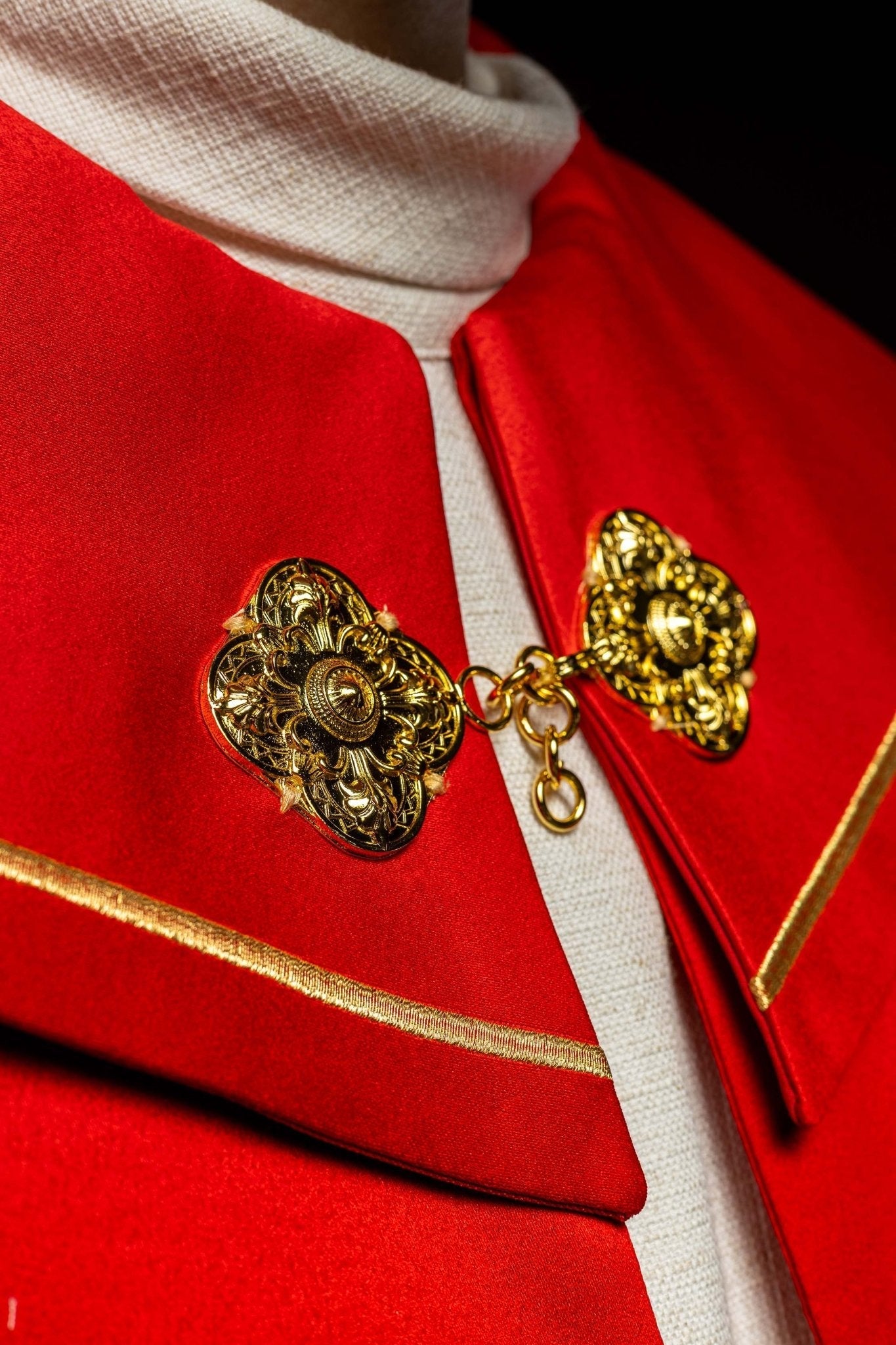 Chape liturgique rouge avec broderie de croix d'or KKP/024/02/20 CZERWONA SAT. POMPON 145cm - CHASUBLES.FR
