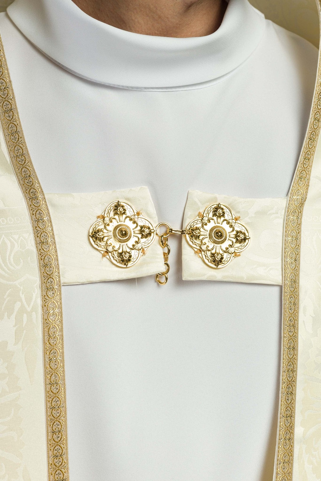 Chape romaine en jacquard uni couleur Écru KKP/159/05/83 150cm - CHASUBLES.FR