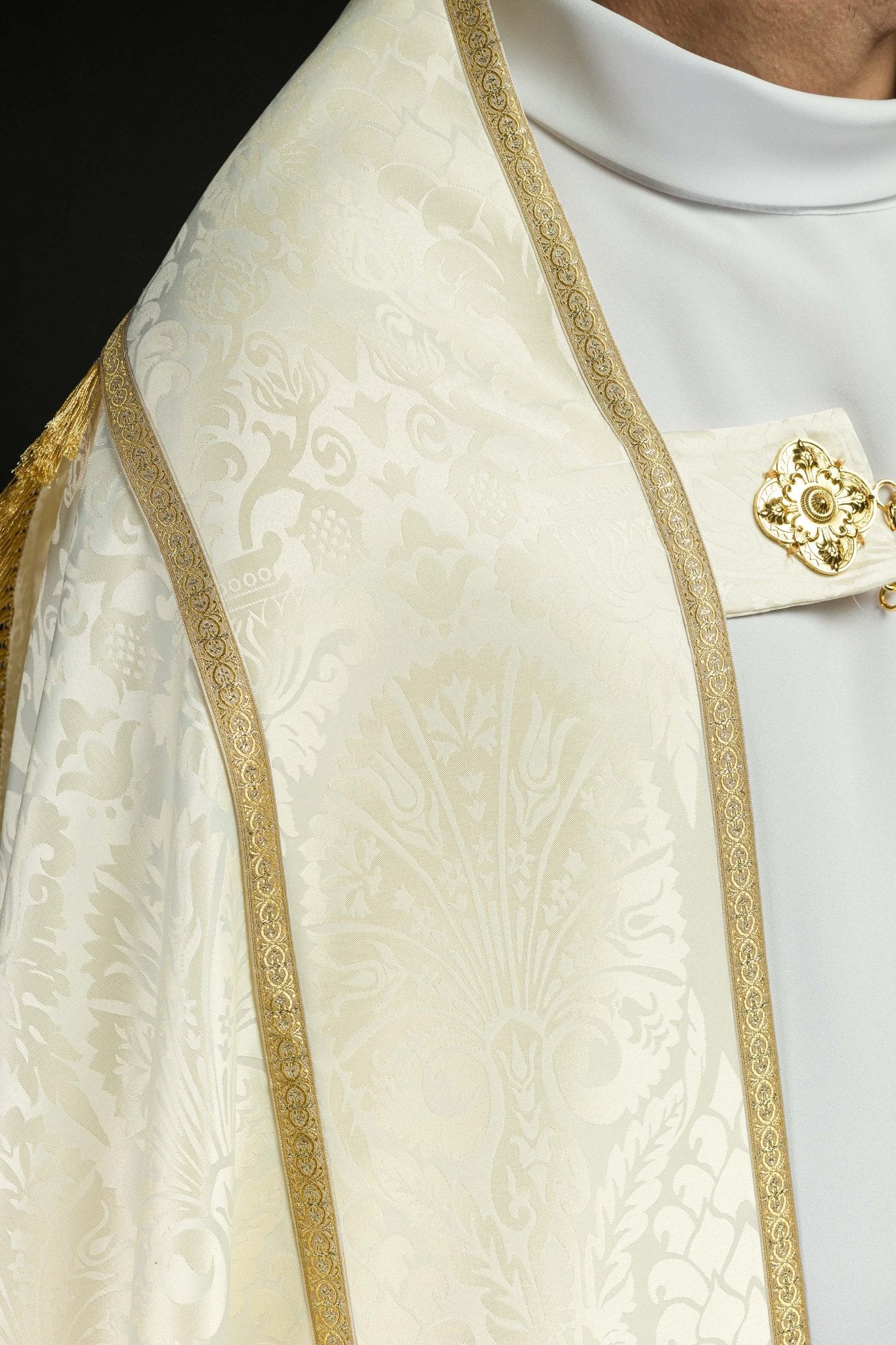 Chape romaine en jacquard uni couleur Écru KKP/159/05/83 150cm - CHASUBLES.FR