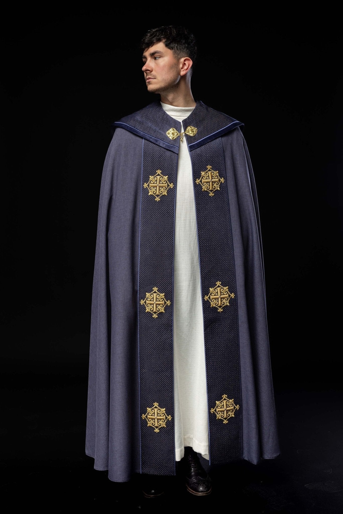 Chapelle avec une ceinture en velours et une broderie de croix LE/3029/03 145cm - CHASUBLES.FR