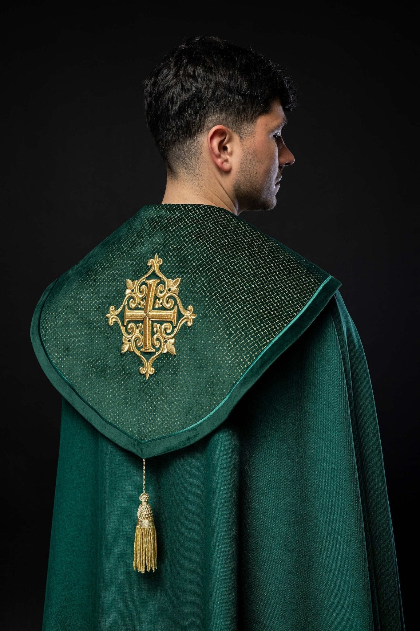 Chapelle avec une ceinture en velours et une broderie de croix LE/3029/01 145 cm - CHASUBLES.FR