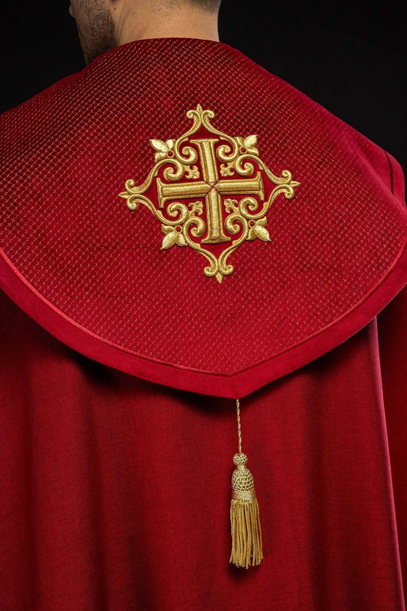 Chapelle avec une ceinture en velours et une broderie de croix LE/3029/02 145 cm - CHASUBLES.FR