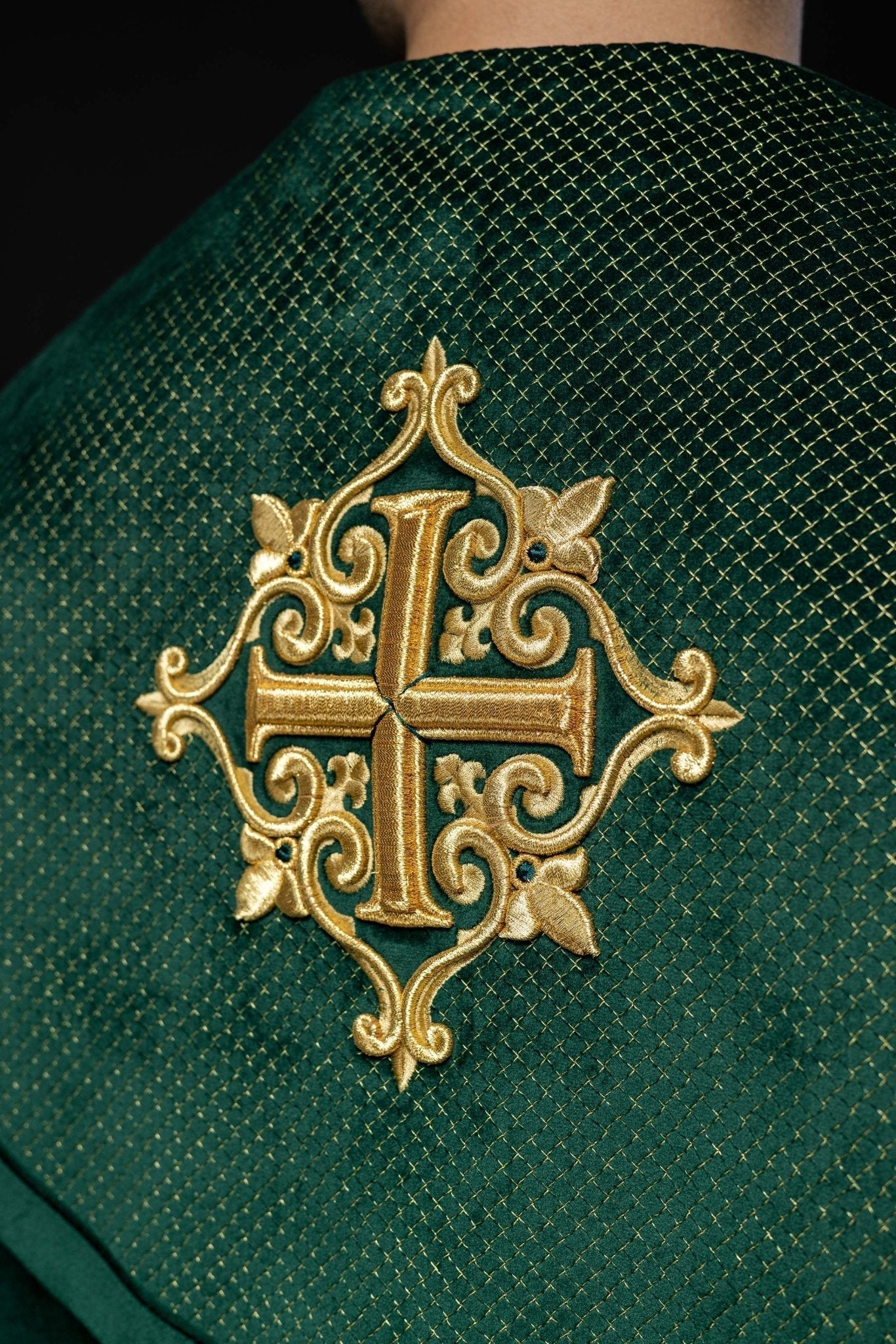 Chapelle avec une ceinture en velours et une broderie de croix LE/3029/01 145 cm - CHASUBLES.FR