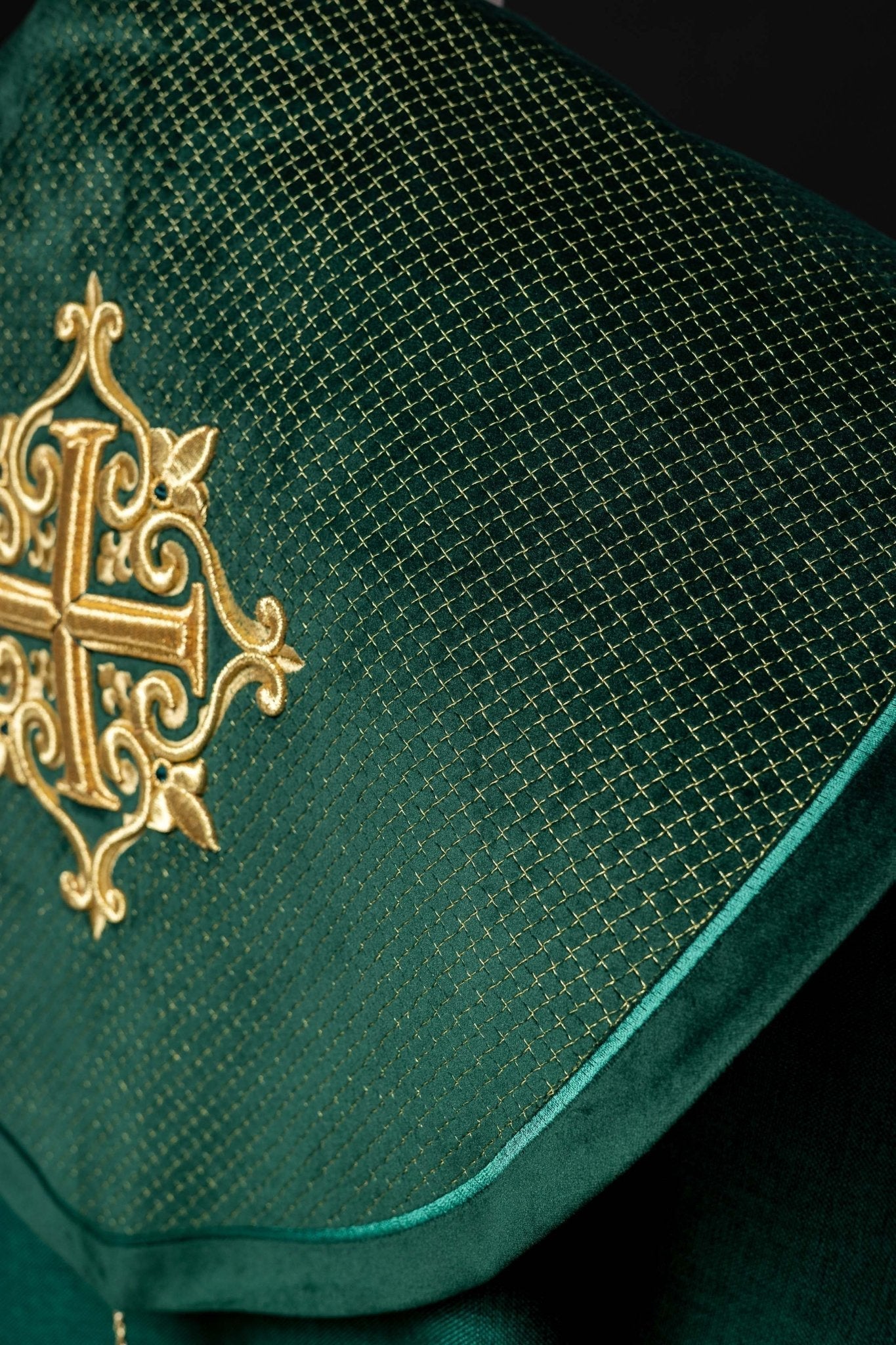 Chapelle avec une ceinture en velours et une broderie de croix LE/3029/01 145 cm - CHASUBLES.FR