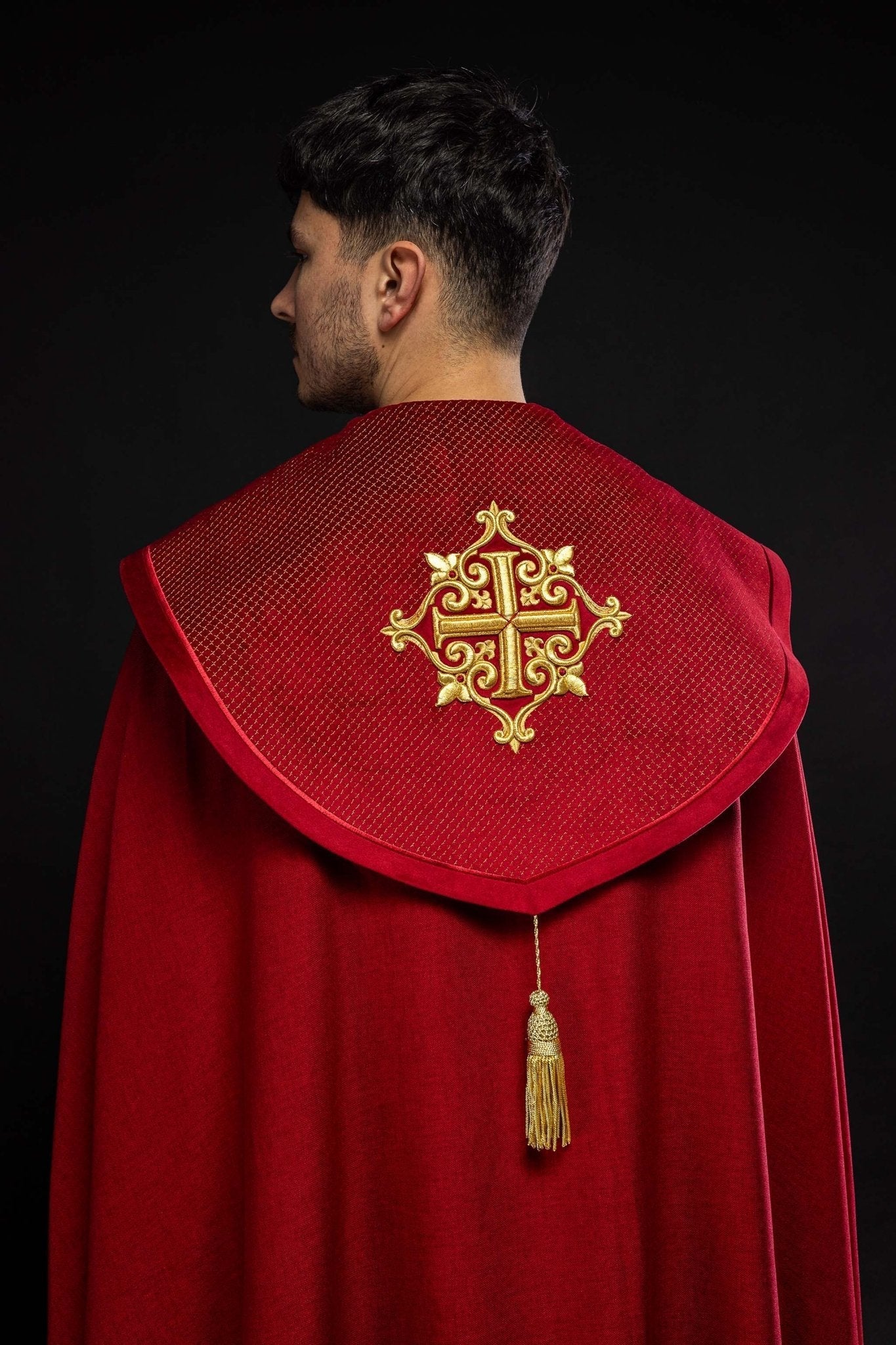 Chapelle avec une ceinture en velours et une broderie de croix LE/3029/02 145 cm - CHASUBLES.FR