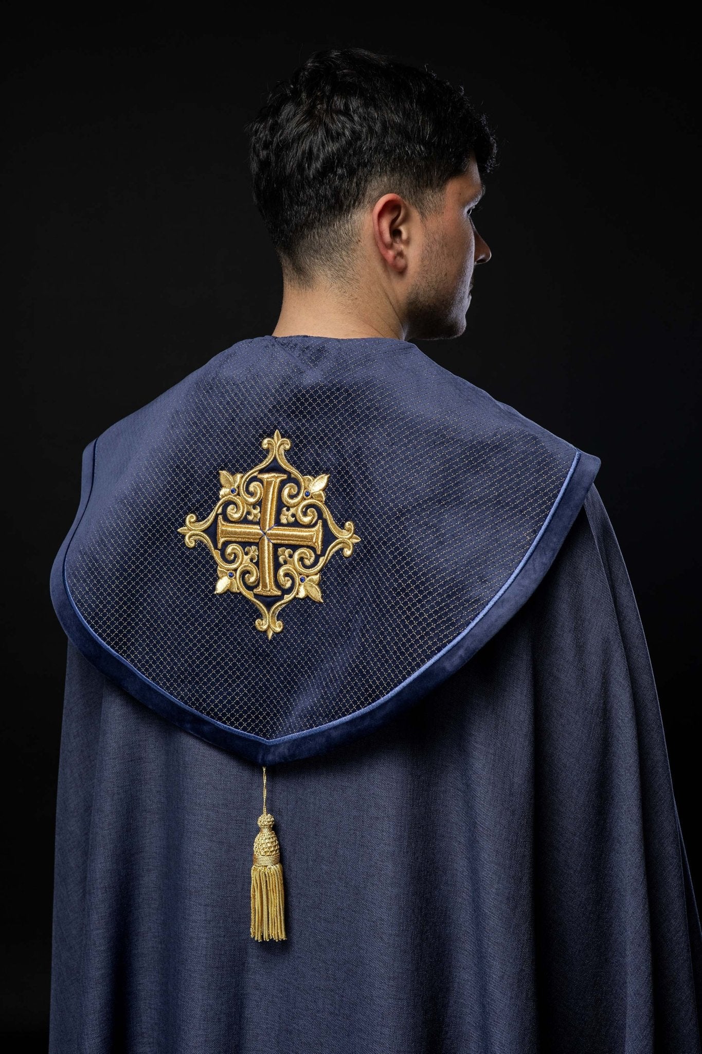 Chapelle avec une ceinture en velours et une broderie de croix LE/3029/03 145cm - CHASUBLES.FR