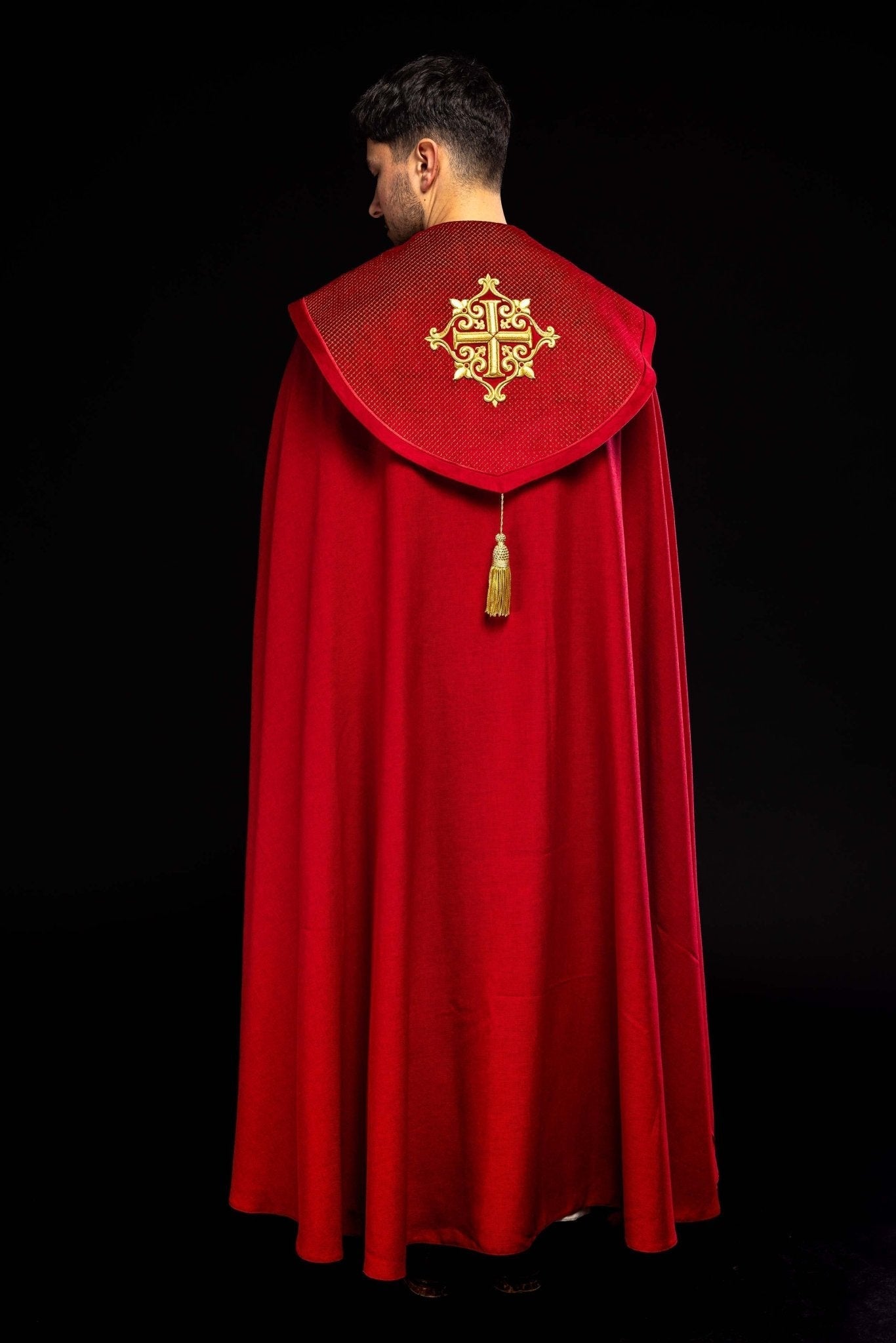 Chapelle avec une ceinture en velours et une broderie de croix LE/3029/02 145 cm - CHASUBLES.FR