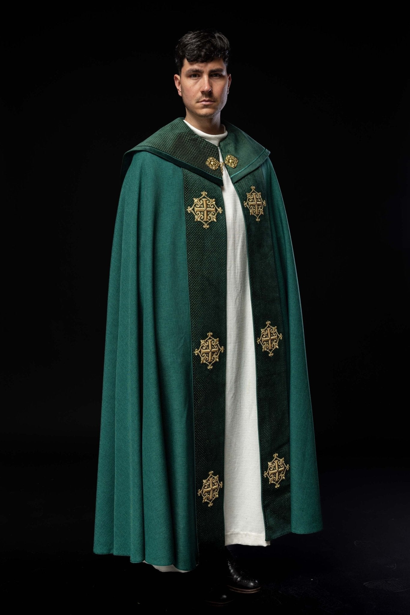 Chapelle avec une ceinture en velours et une broderie de croix LE/3029/01 145 cm - CHASUBLES.FR