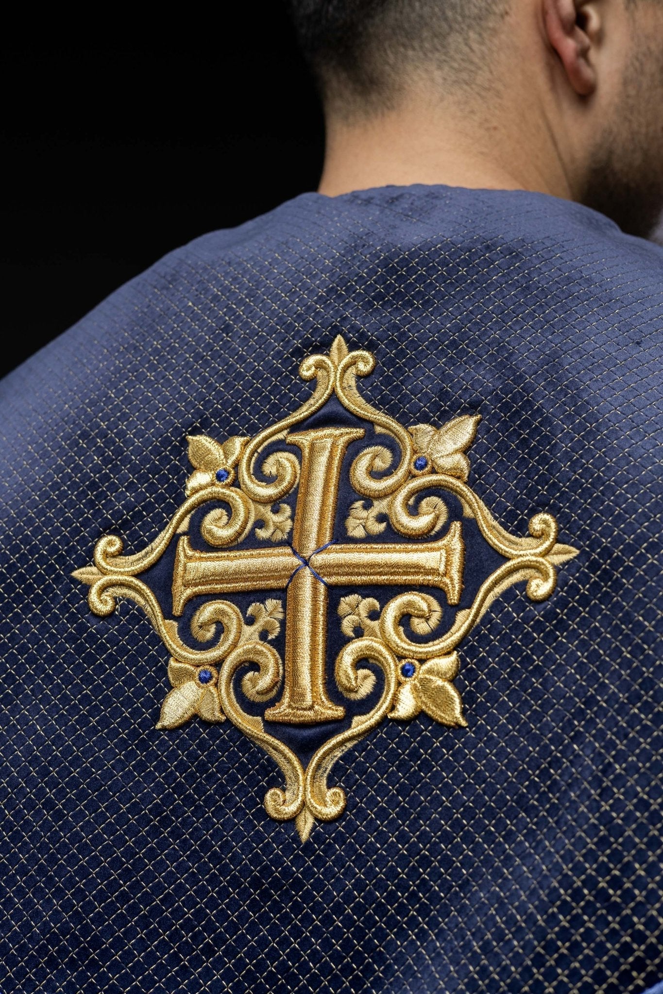 Chapelle avec une ceinture en velours et une broderie de croix LE/3029/03 145cm - CHASUBLES.FR