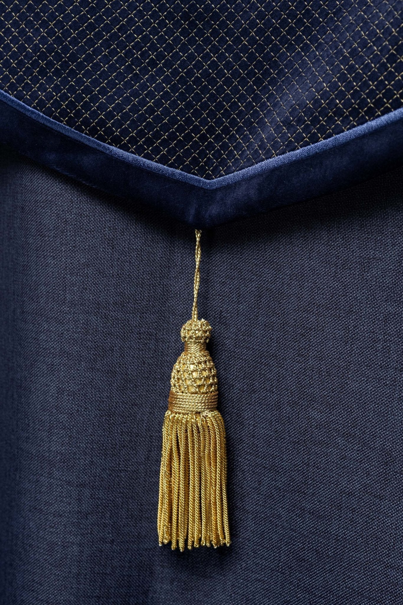 Chapelle avec une ceinture en velours et une broderie de croix LE/3029/03 145cm - CHASUBLES.FR