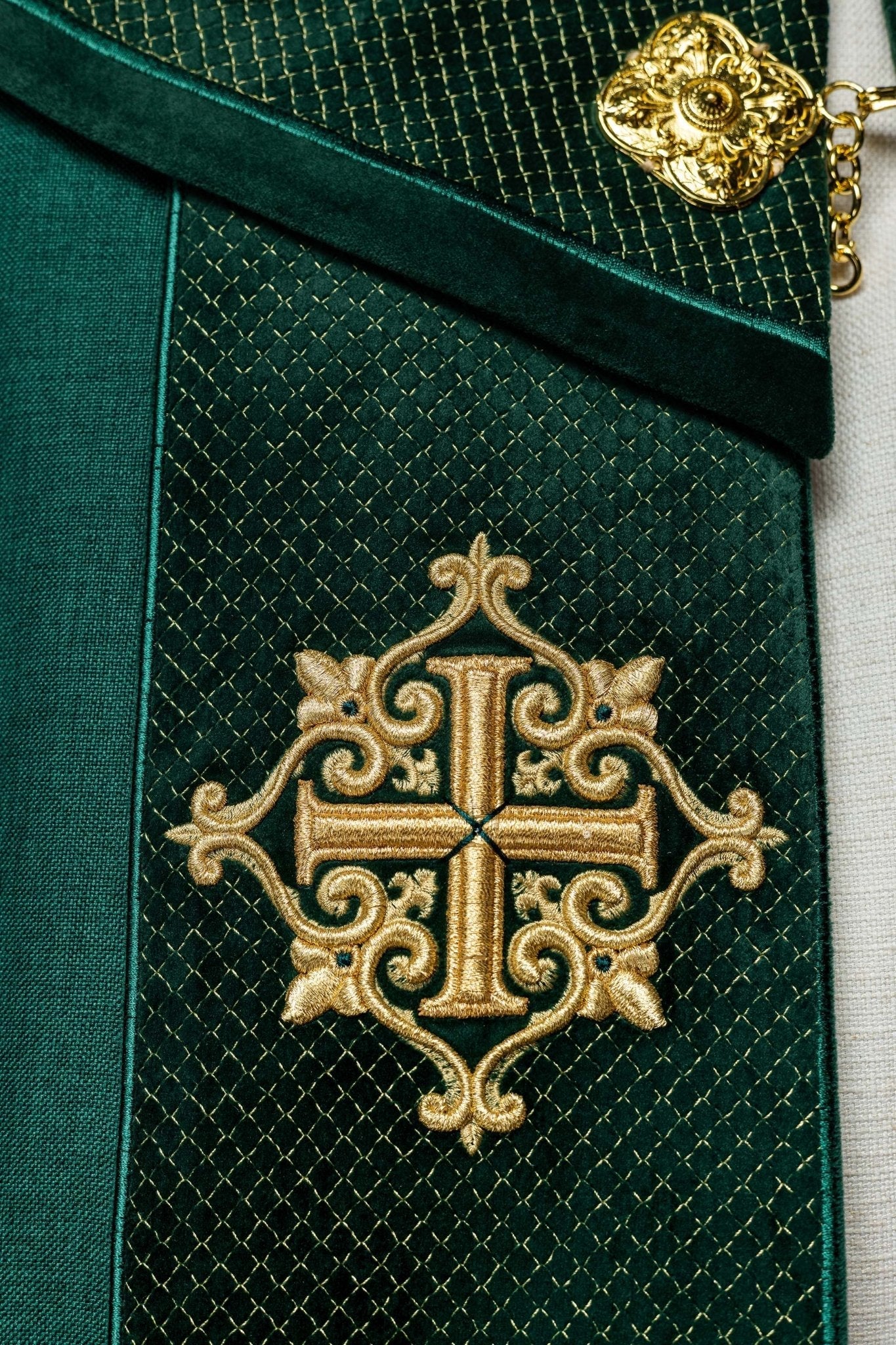Chapelle avec une ceinture en velours et une broderie de croix LE/3029/01 145 cm - CHASUBLES.FR