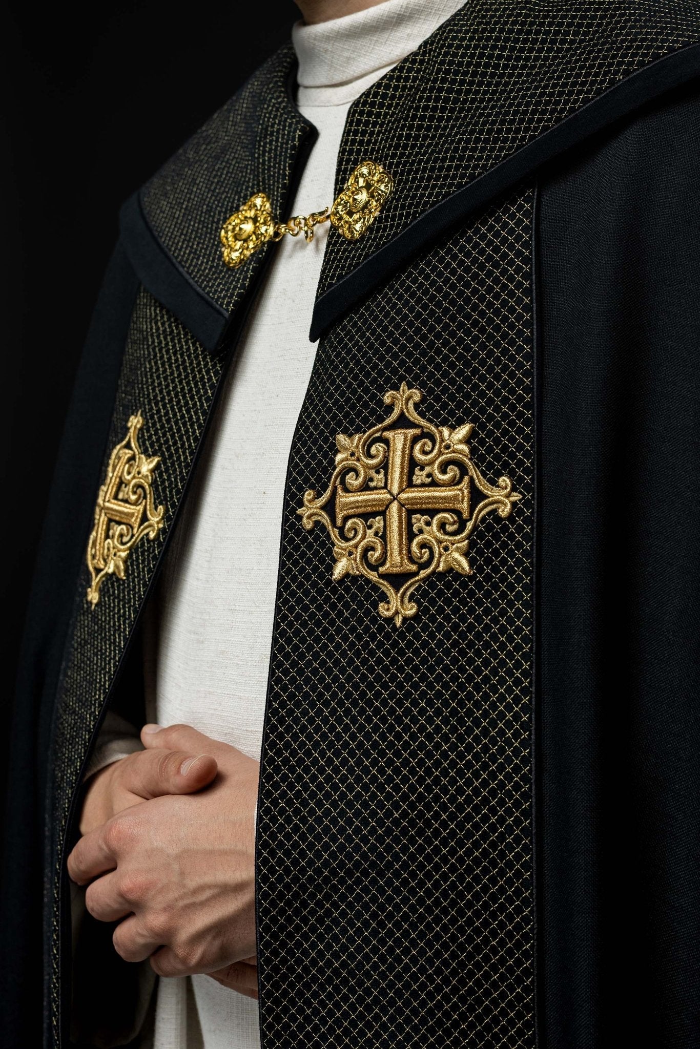 Chapelle avec une ceinture en velours et une broderie de croix LE/3029/07 145 cm - CHASUBLES.FR