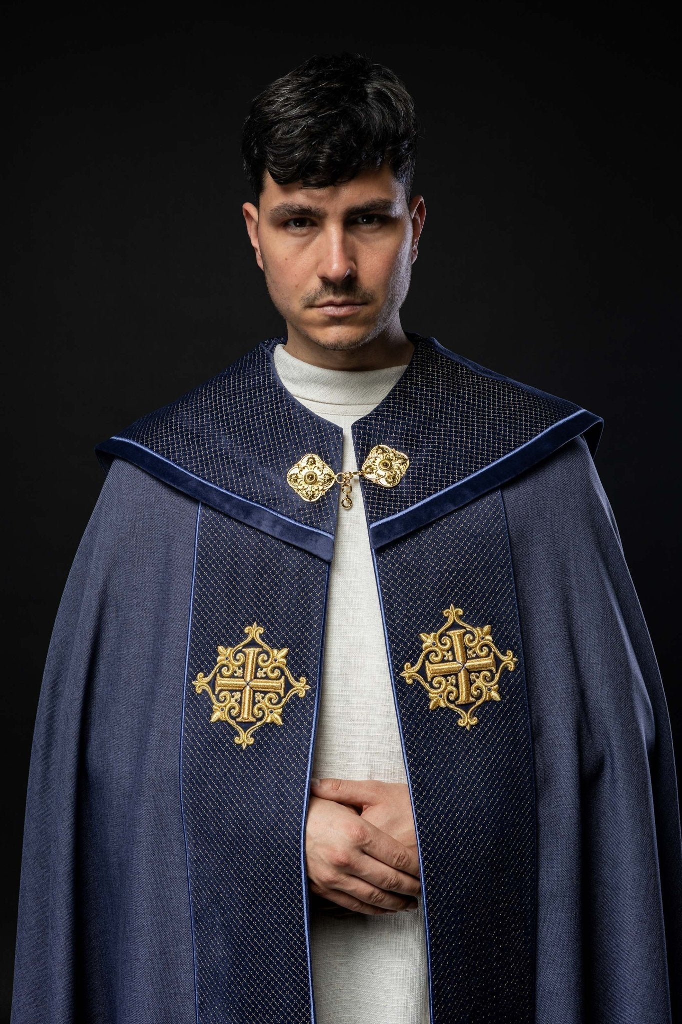 Chapelle avec une ceinture en velours et une broderie de croix LE/3029/03 145cm - CHASUBLES.FR