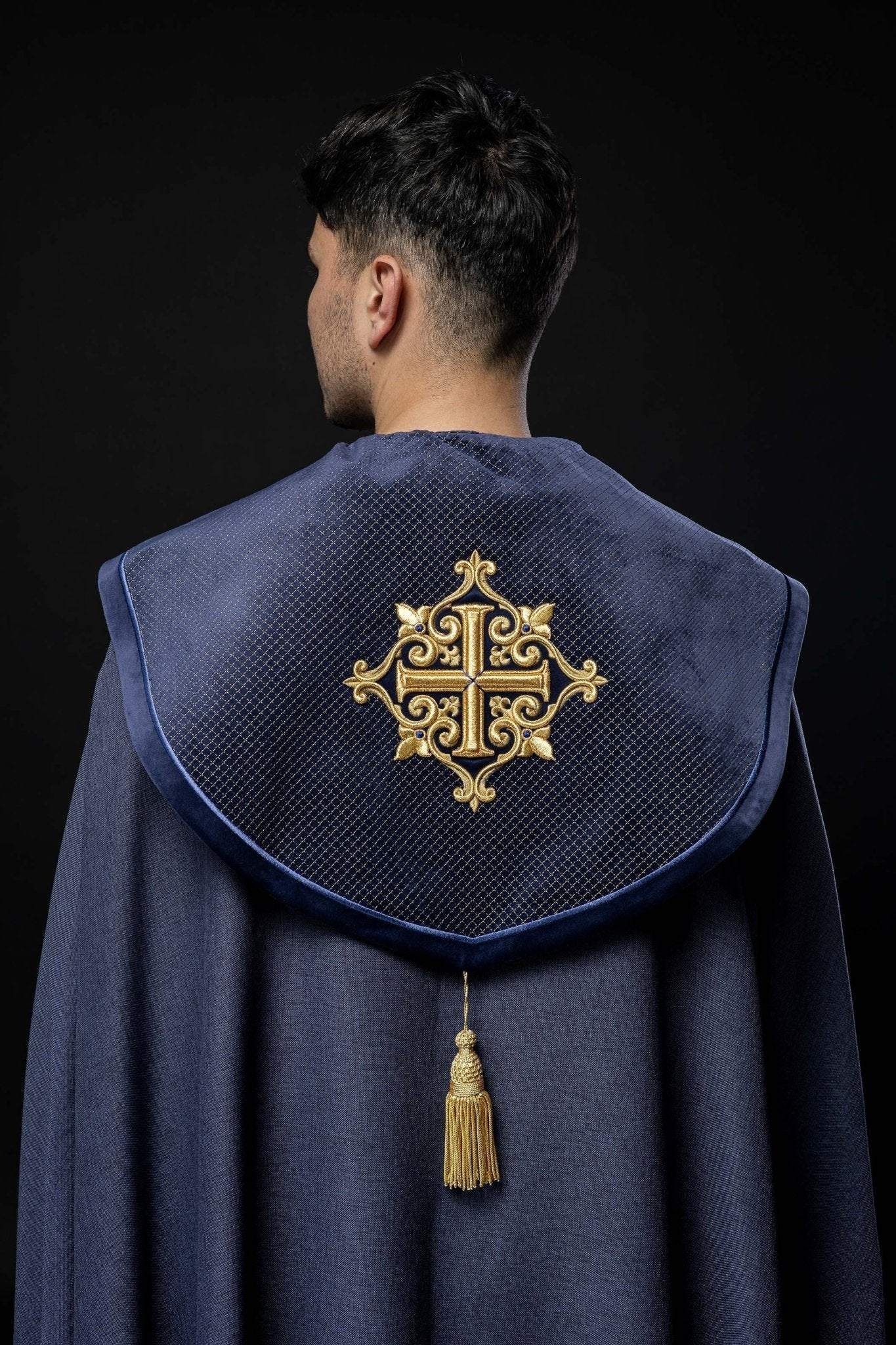 Chapelle avec une ceinture en velours et une broderie de croix LE/3029/03 145cm - CHASUBLES.FR