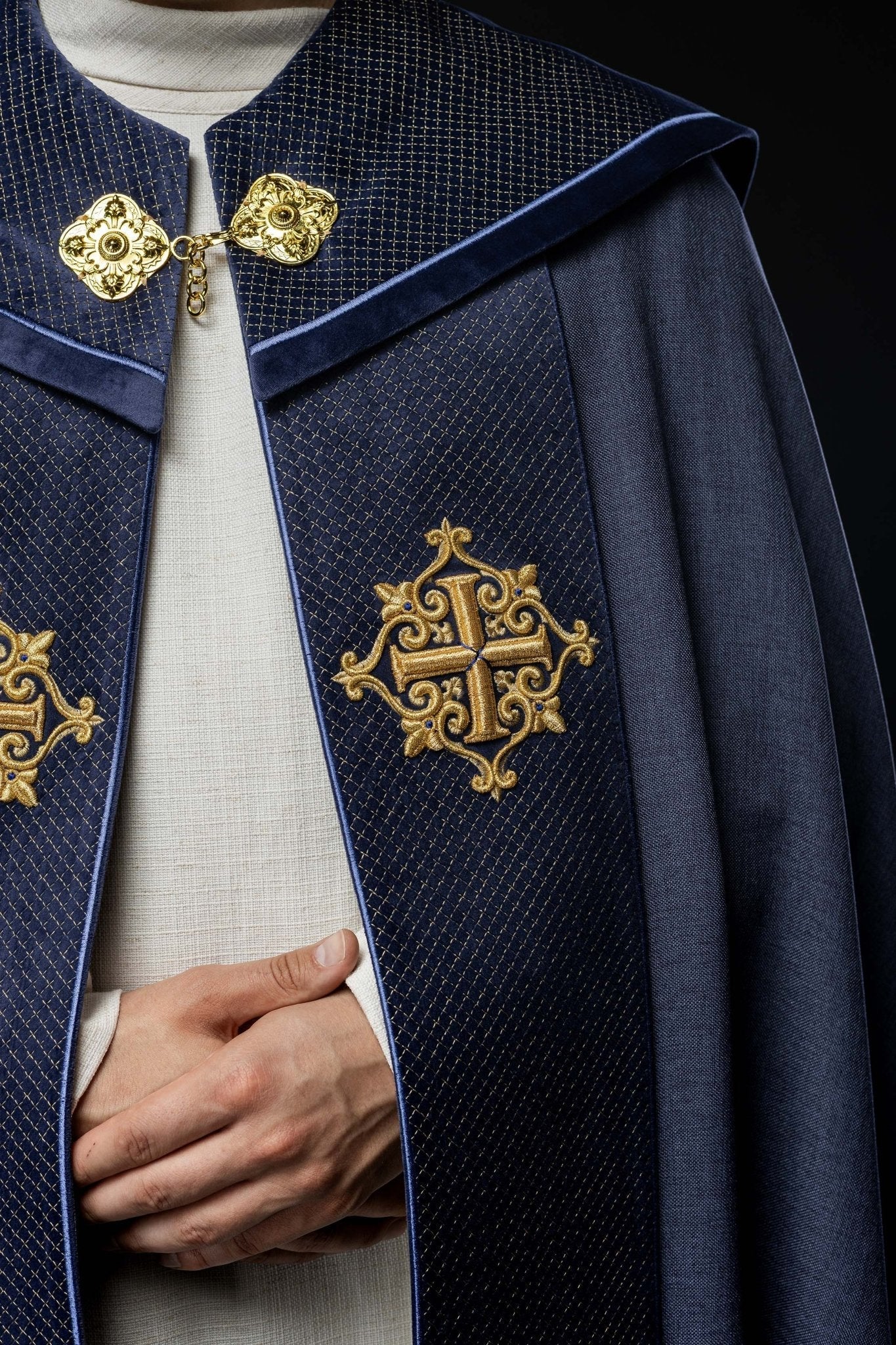 Chapelle avec une ceinture en velours et une broderie de croix LE/3029/03 145cm - CHASUBLES.FR