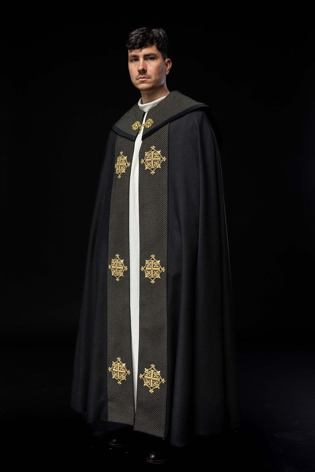 Chapelle avec une ceinture en velours et une broderie de croix LE/3029/07 145 cm - CHASUBLES.FR