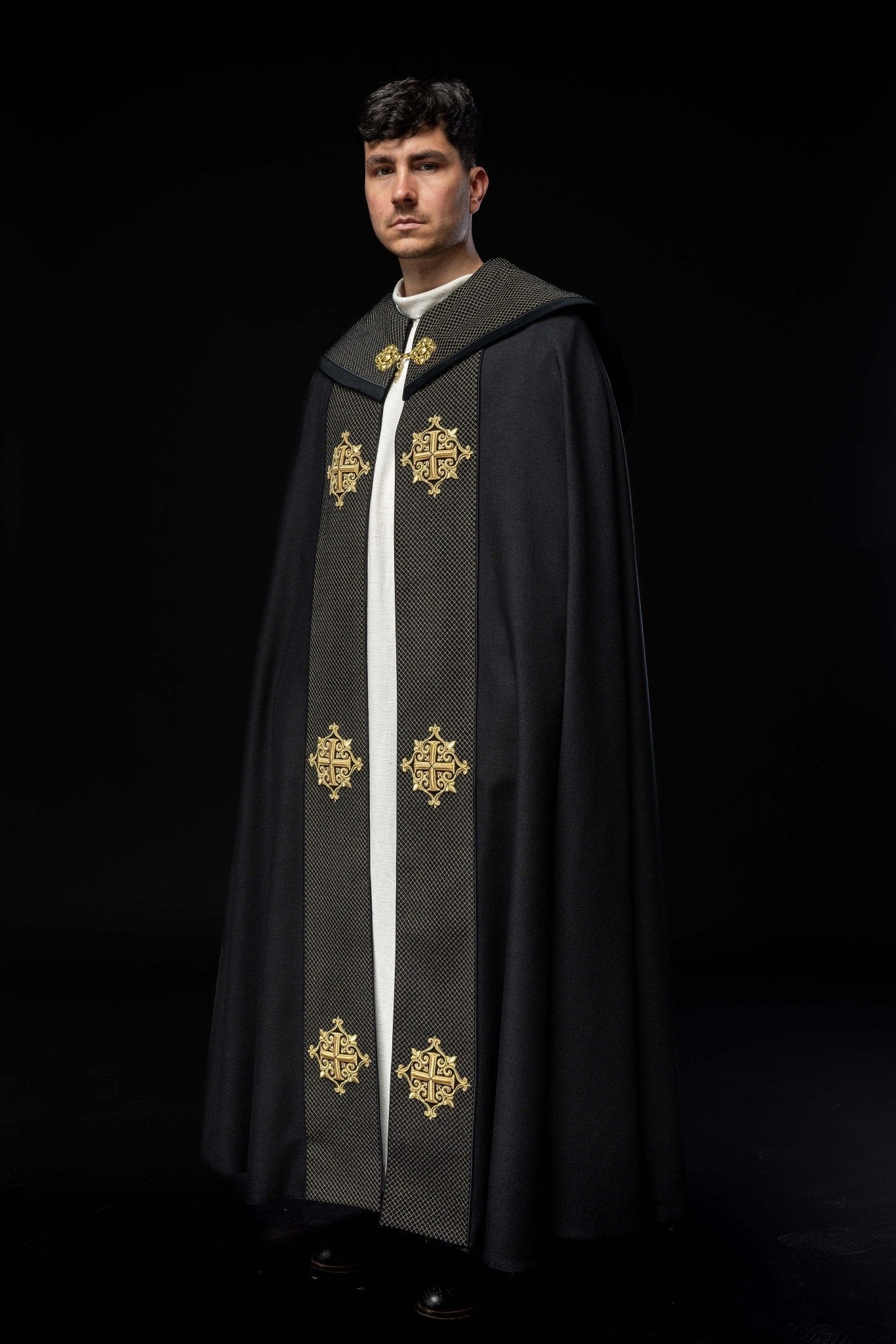 Chapelle avec une ceinture en velours et une broderie de croix LE/3029/07 145 cm - CHASUBLES.FR