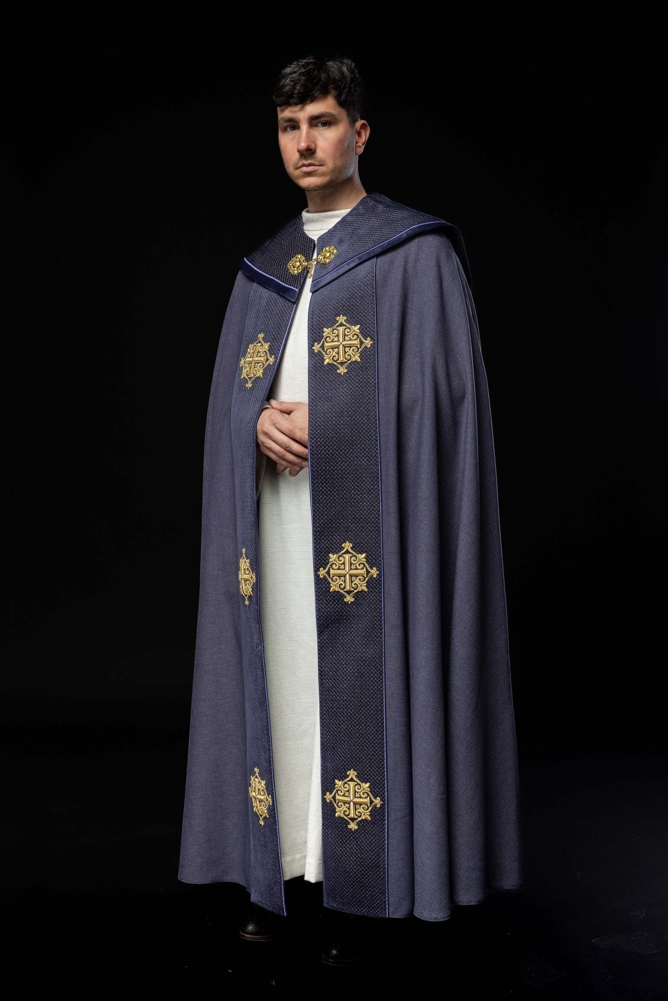 Chapelle avec une ceinture en velours et une broderie de croix LE/3029/03 145cm - CHASUBLES.FR