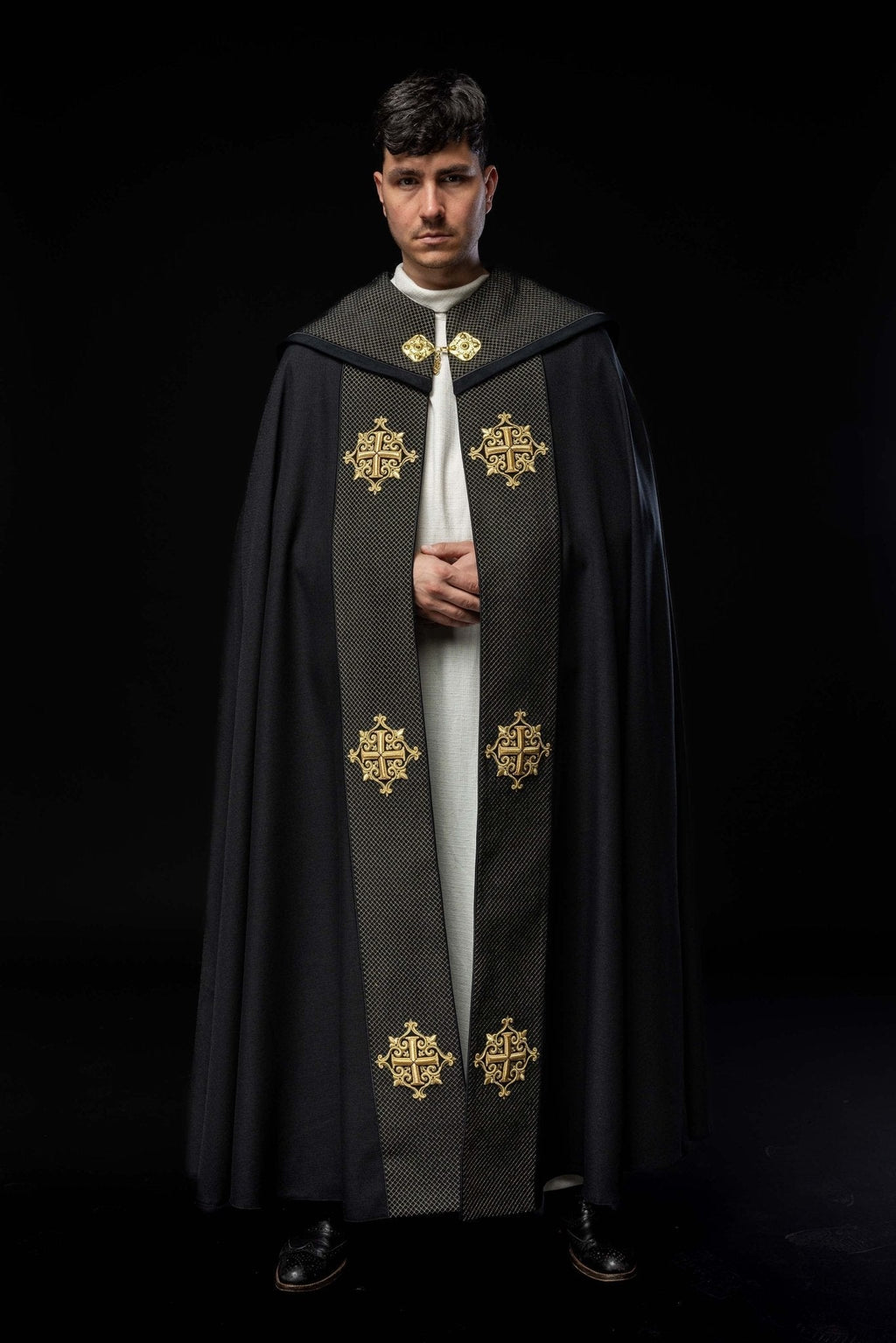 Chapelle avec une ceinture en velours et une broderie de croix LE/3029/07 145 cm - CHASUBLES.FR