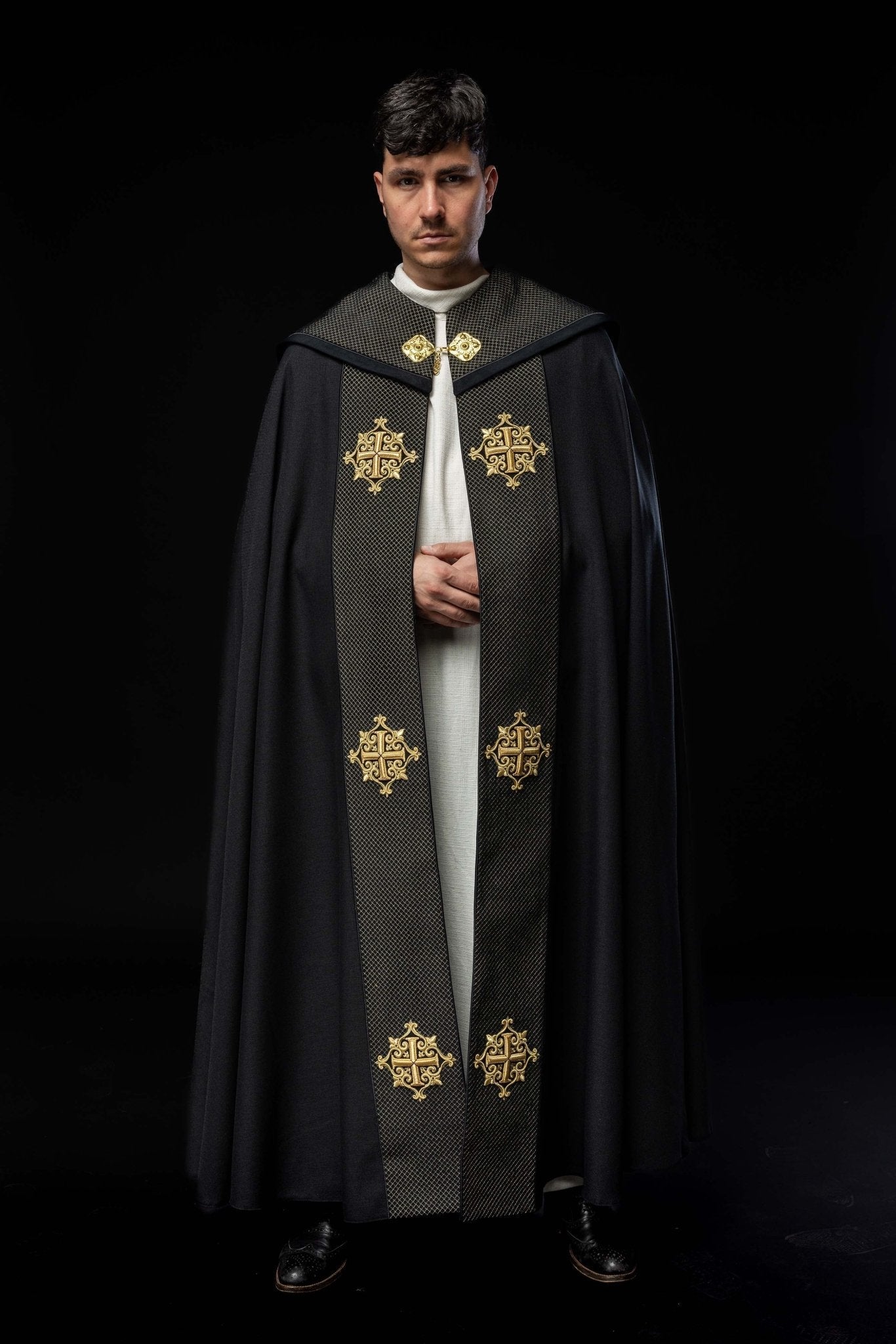 Chapelle avec une ceinture en velours et une broderie de croix LE/3029/07 145 cm - CHASUBLES.FR