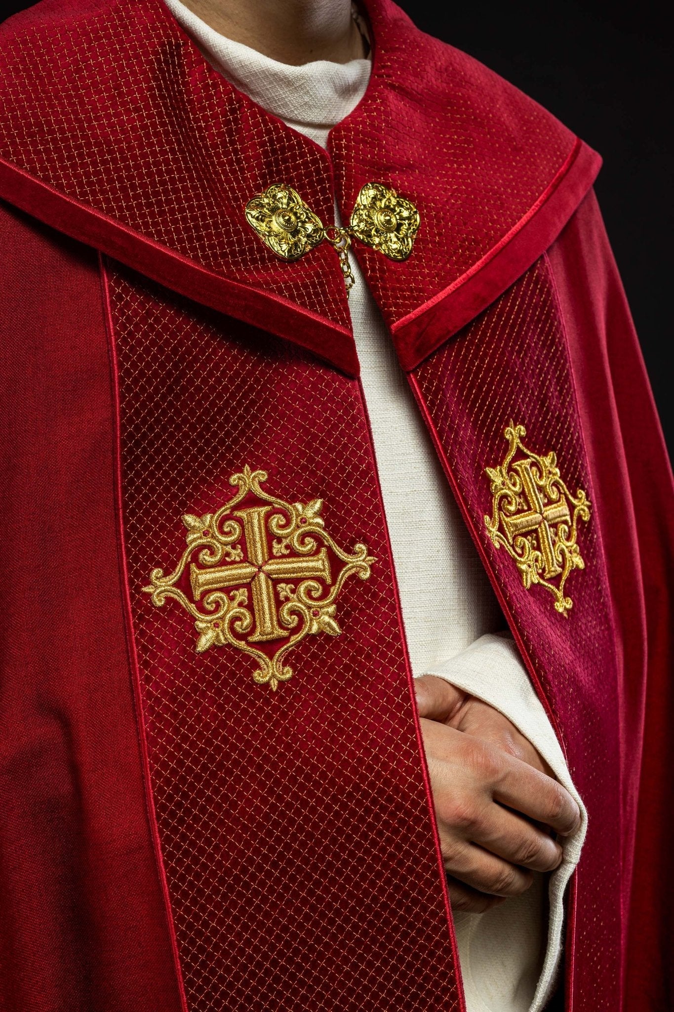 Chapelle avec une ceinture en velours et une broderie de croix LE/3029/02 145 cm - CHASUBLES.FR