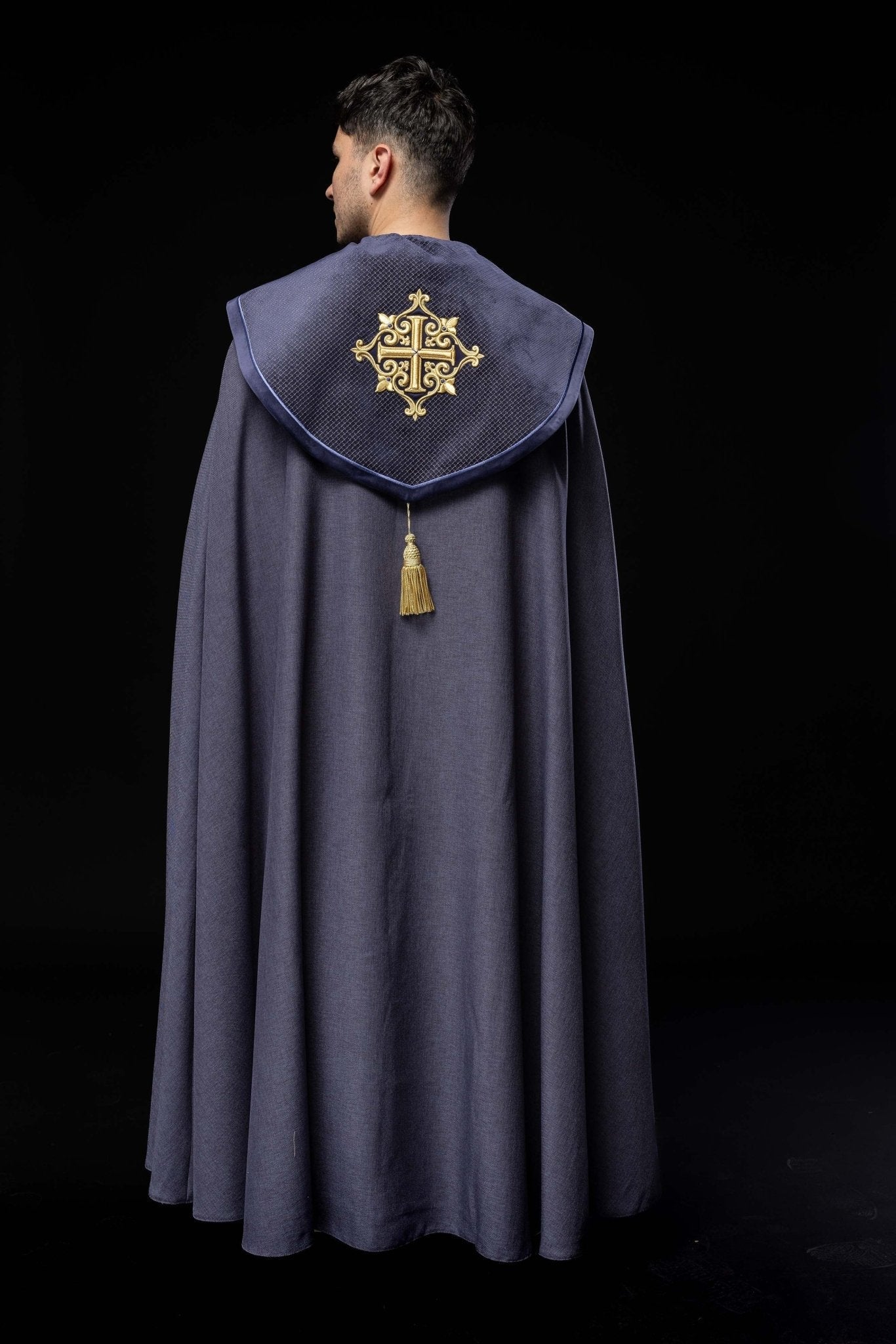 Chapelle avec une ceinture en velours et une broderie de croix LE/3029/03 145cm - CHASUBLES.FR