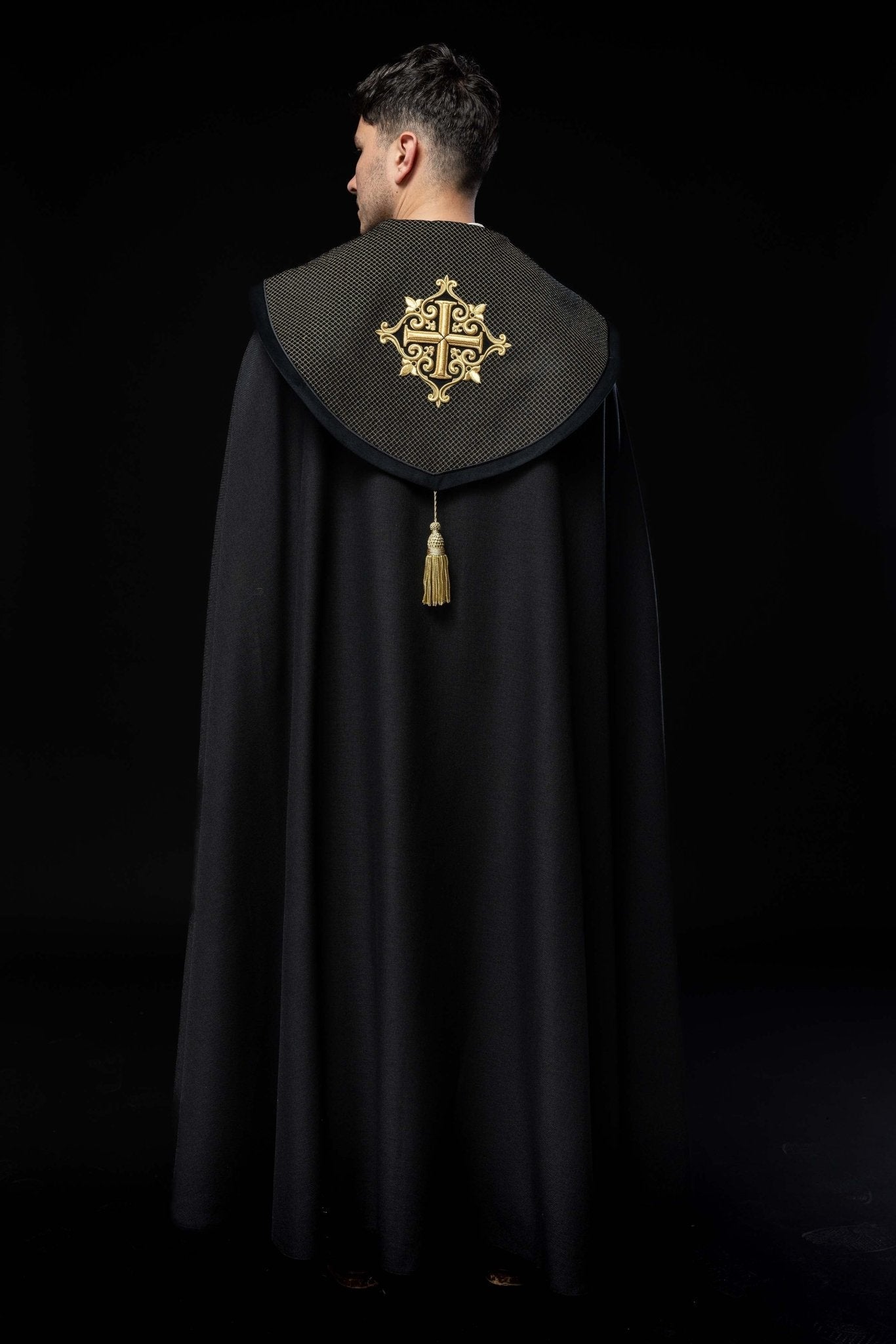 Chapelle avec une ceinture en velours et une broderie de croix LE/3029/07 145 cm - CHASUBLES.FR
