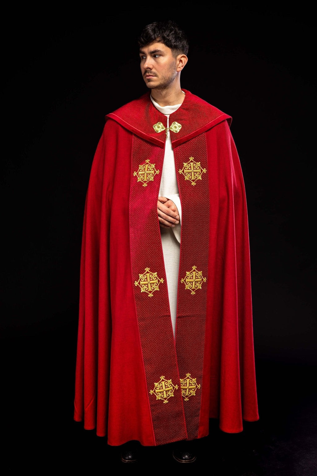 Chapelle avec une ceinture en velours et une broderie de croix LE/3029/02 145 cm - CHASUBLES.FR