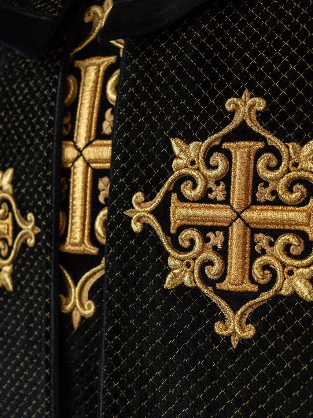 Chapelle avec une ceinture en velours et une broderie de croix LE/3029/07 145 cm - CHASUBLES.FR