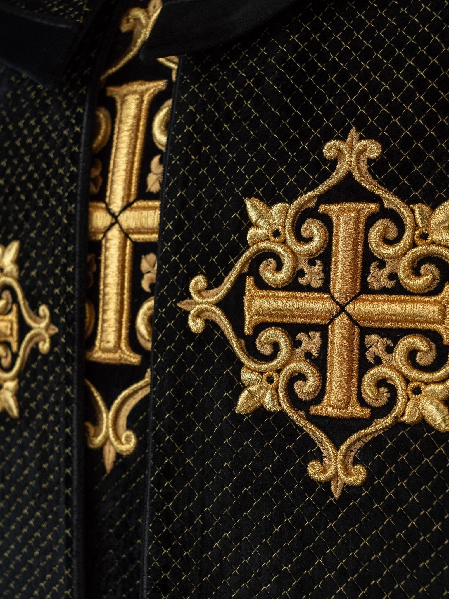 Chapelle avec une ceinture en velours et une broderie de croix LE/3029/07 145 cm - CHASUBLES.FR