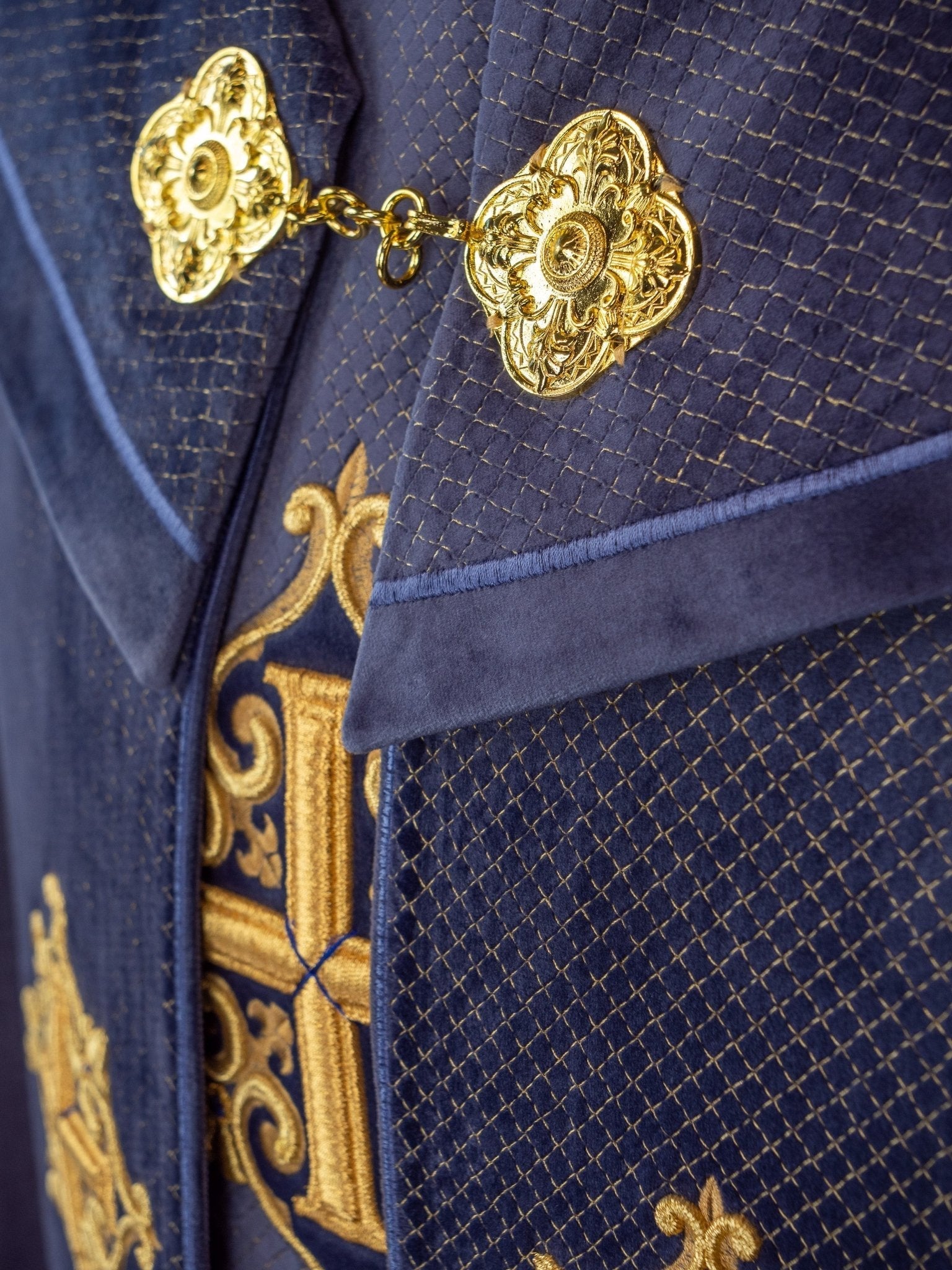 Chapelle avec une ceinture en velours et une broderie de croix LE/3029/03 145cm - CHASUBLES.FR
