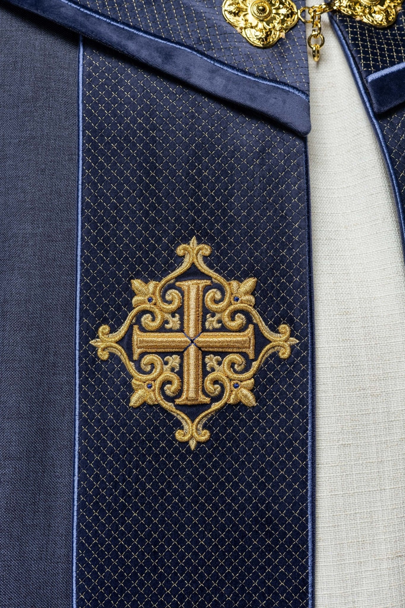 Chapelle avec une ceinture en velours et une broderie de croix LE/3029/03 145cm - CHASUBLES.FR