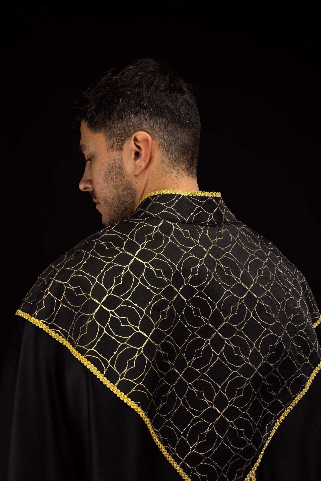 Chapelle brodée décorée de tissu jacquard noir KKP/163/07/20 145cm - CHASUBLES.FR