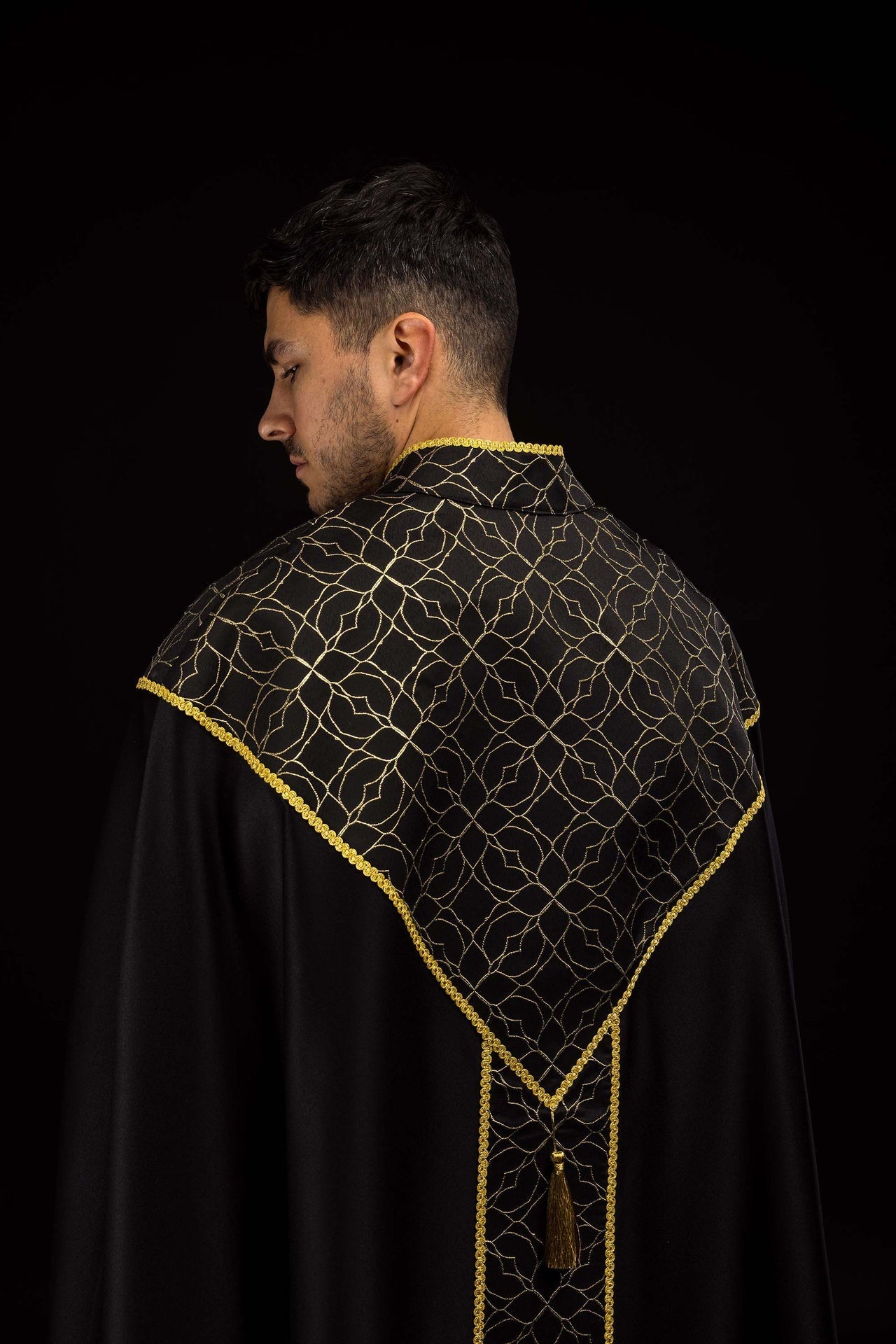 Chapelle brodée décorée de tissu jacquard noir KKP/163/07/20 145cm - CHASUBLES.FR