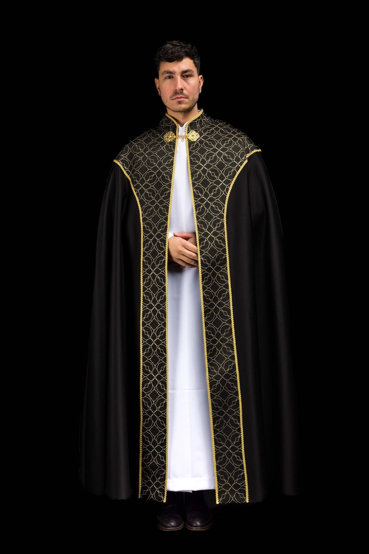 Chapelle brodée décorée de tissu jacquard noir KKP/163/07/20 145cm - CHASUBLES.FR