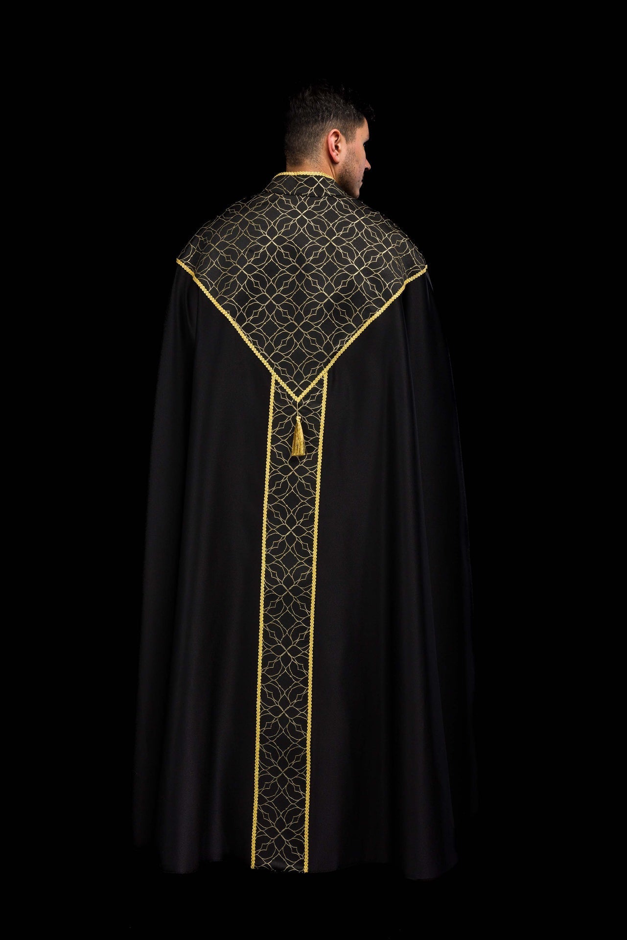 Chapelle brodée décorée de tissu jacquard noir KKP/163/07/20 145cm - CHASUBLES.FR